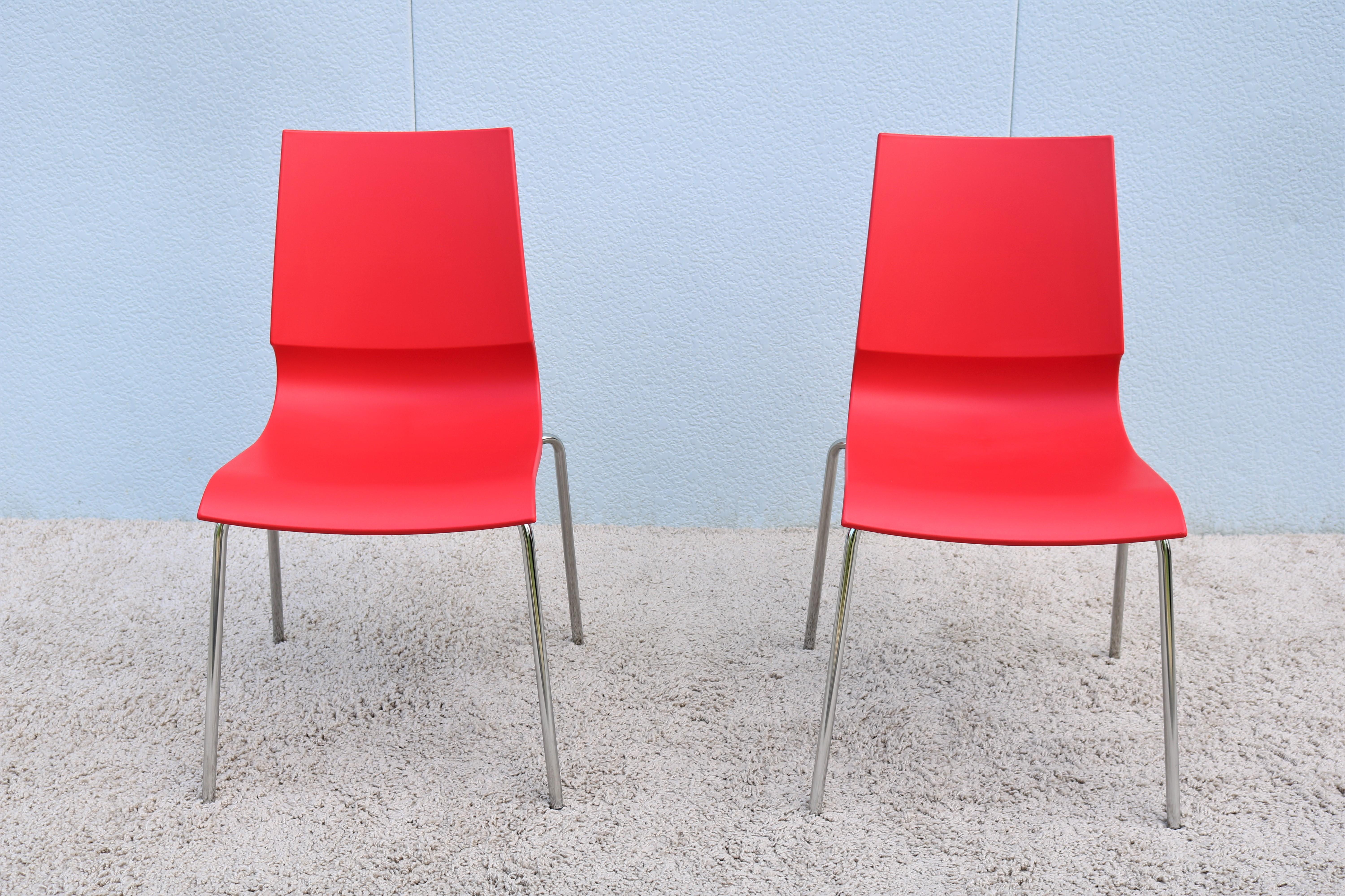 Diese schlanken und eleganten Ricciolina-Stühle sind stilvoll und funktionell. 
Die markante geschwungene Verbindung zwischen Sitz und Rückenlehne verleiht dem Stuhl Flexibilität und Ergonomie. 
Durch sein geringes Gewicht und seine