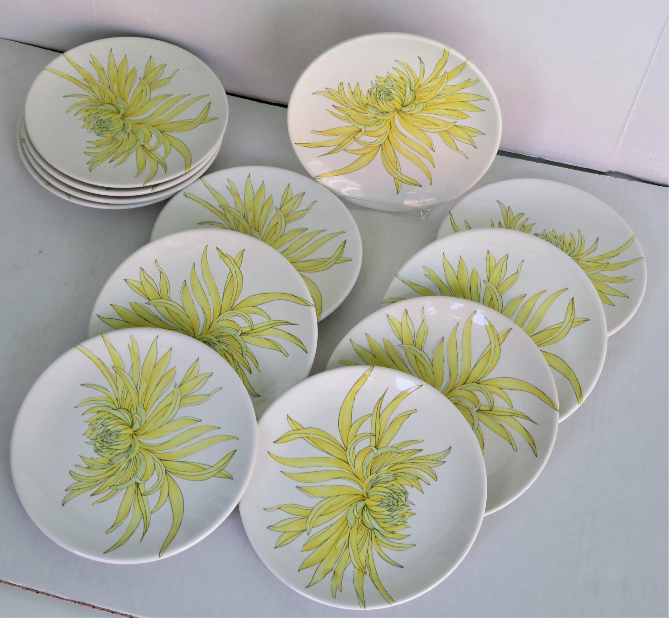 Modern Italian 12 Plates Chrysanthemum Design by Ernestine Ceramiche, 1960 In Excellent Condition In Miami, FL