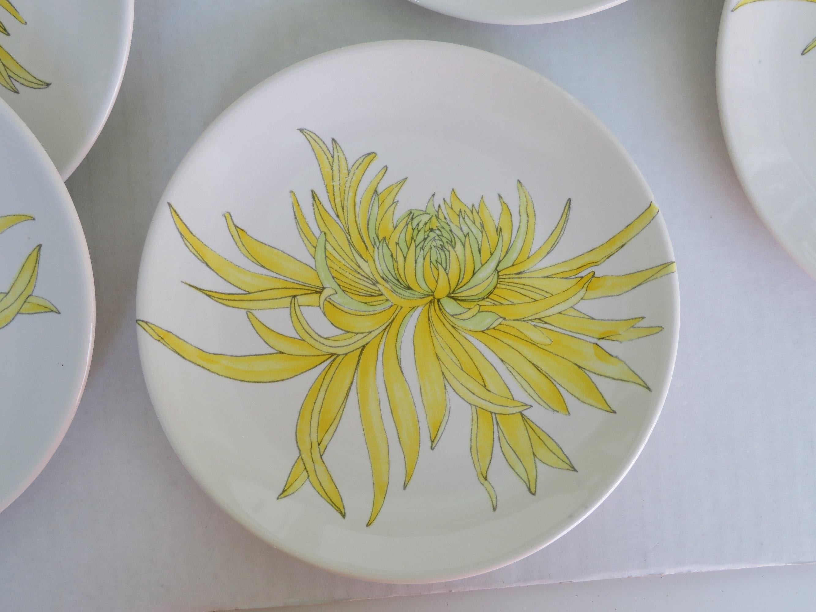 Modern Italian 12 Plates Chrysanthemum Design by Ernestine Ceramiche, 1960 1