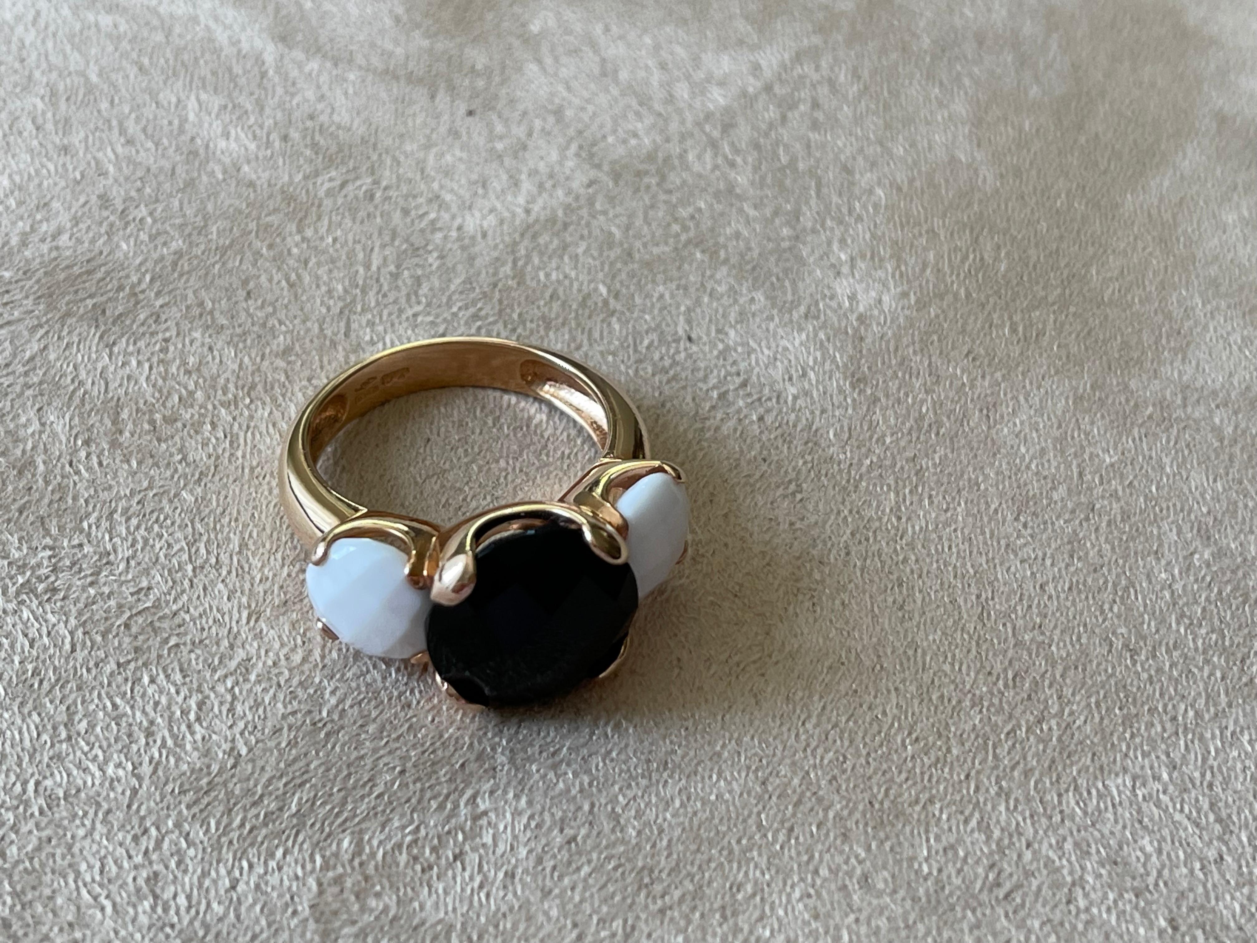 Mixed Cut Modern Italian 18 K Rose Gold Ring White Agate Black Onyx For Sale