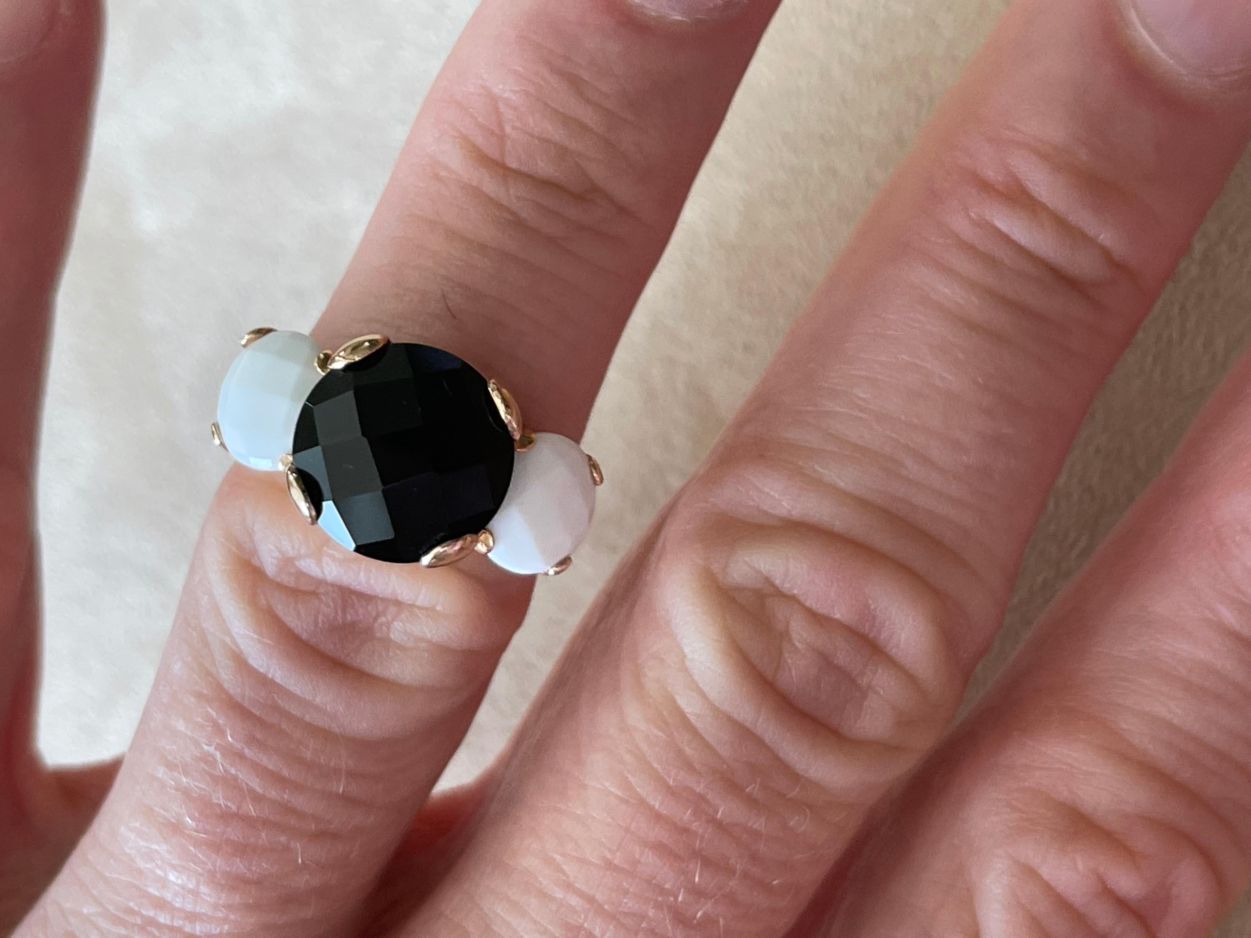 Modern Italian 18 K Rose Gold Ring White Agate Black Onyx For Sale 1