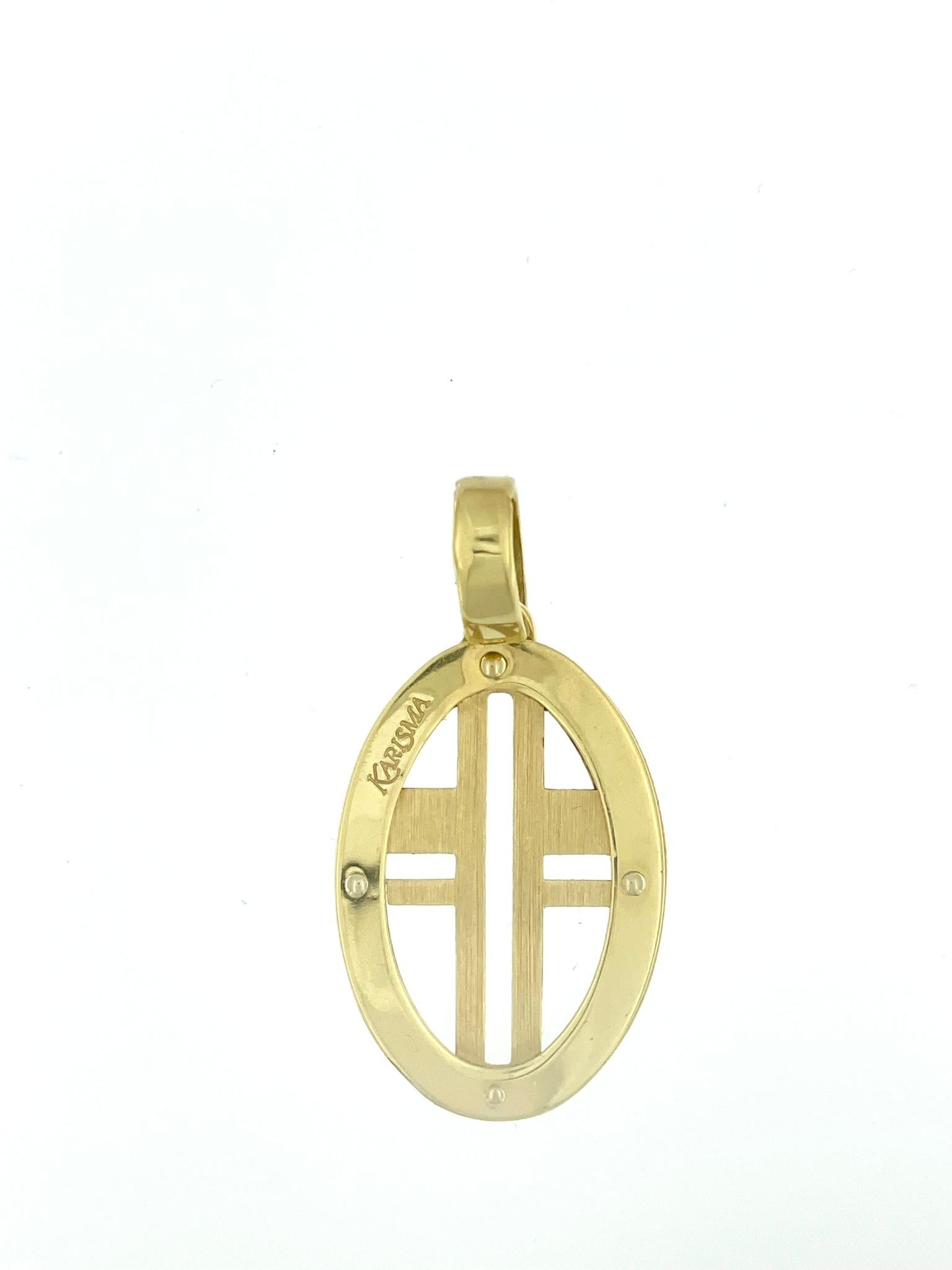 La croix italienne moderne en or jaune 18 carats de Karisma est un bijou contemporain et élégant qui allie un savoir-faire raffiné à un design épuré. La croix est ingénieusement incorporée dans le pendentif, créant une esthétique distinctive et