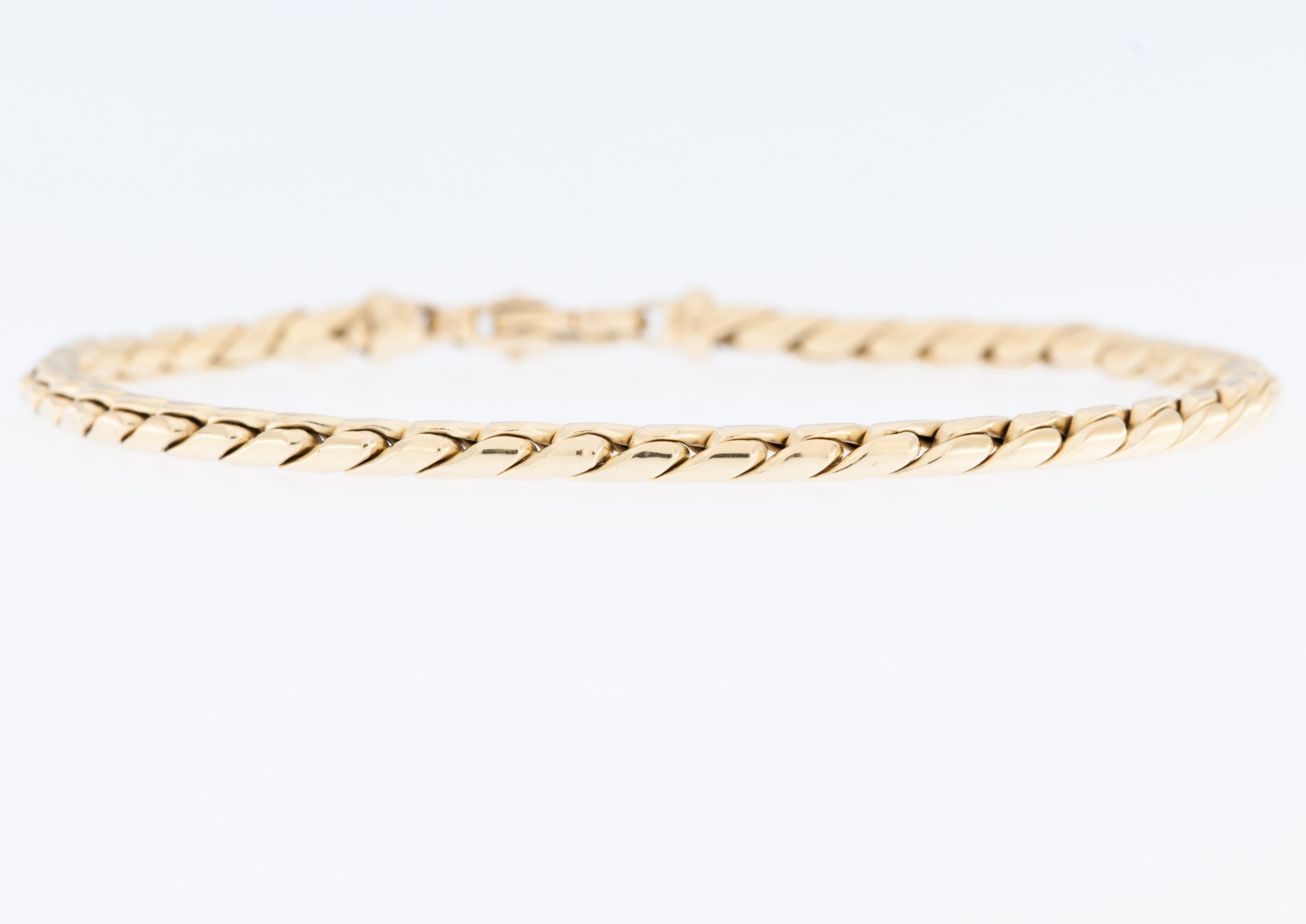 Le bracelet moderne italien en or jaune 18kt respire l'élégance contemporaine et la sophistication.

Ce bracelet présente un design moderne et chic qui reflète les dernières tendances de la joaillerie italienne. Le design présente des lignes