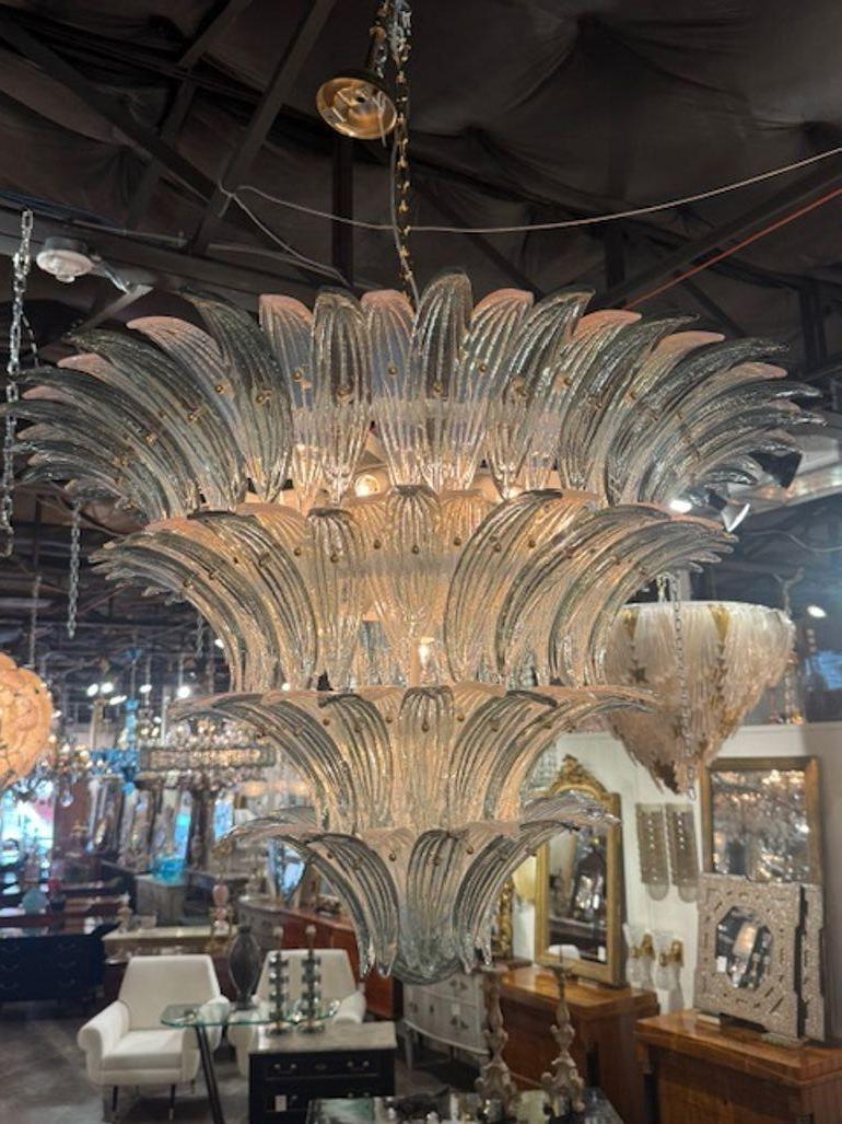 Il lampadario moderno italiano a due toni in vetro di Murano è un apparecchio di illuminazione elegante e raffinato, perfetto per ogni casa. Caratterizzato da vetro Greene & Greene e Opalscent, questo originale lampadario emana un fascino lussuoso e
