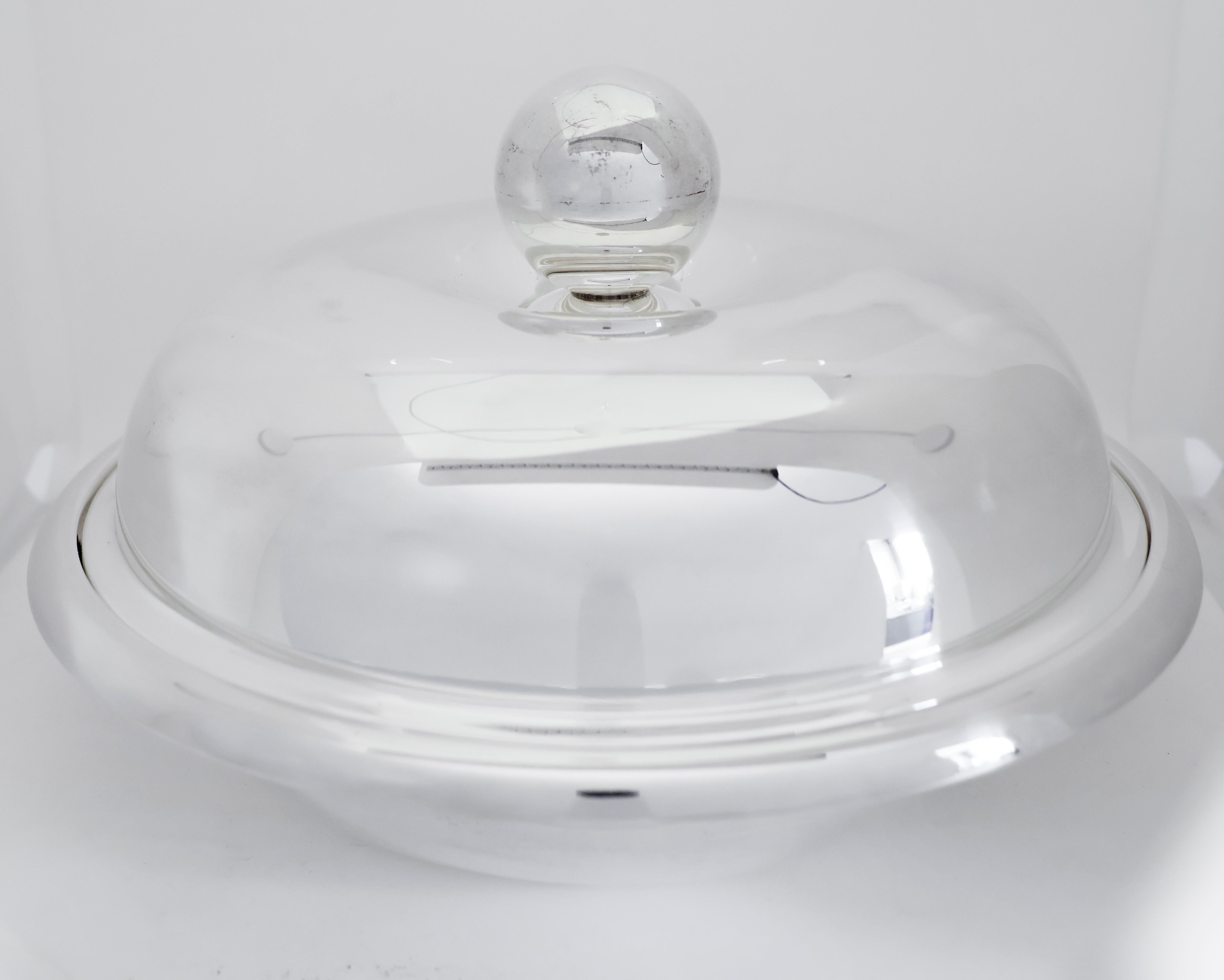 Zuppiera rotonda contemporanea realizzata in argento 800 italiano, caratterizzata da un design elegante e lucido con un coperchio a cupola e un elegante terminale sferico. Le linee pulite e la finitura a specchio ne enfatizzano l'estetica moderna,