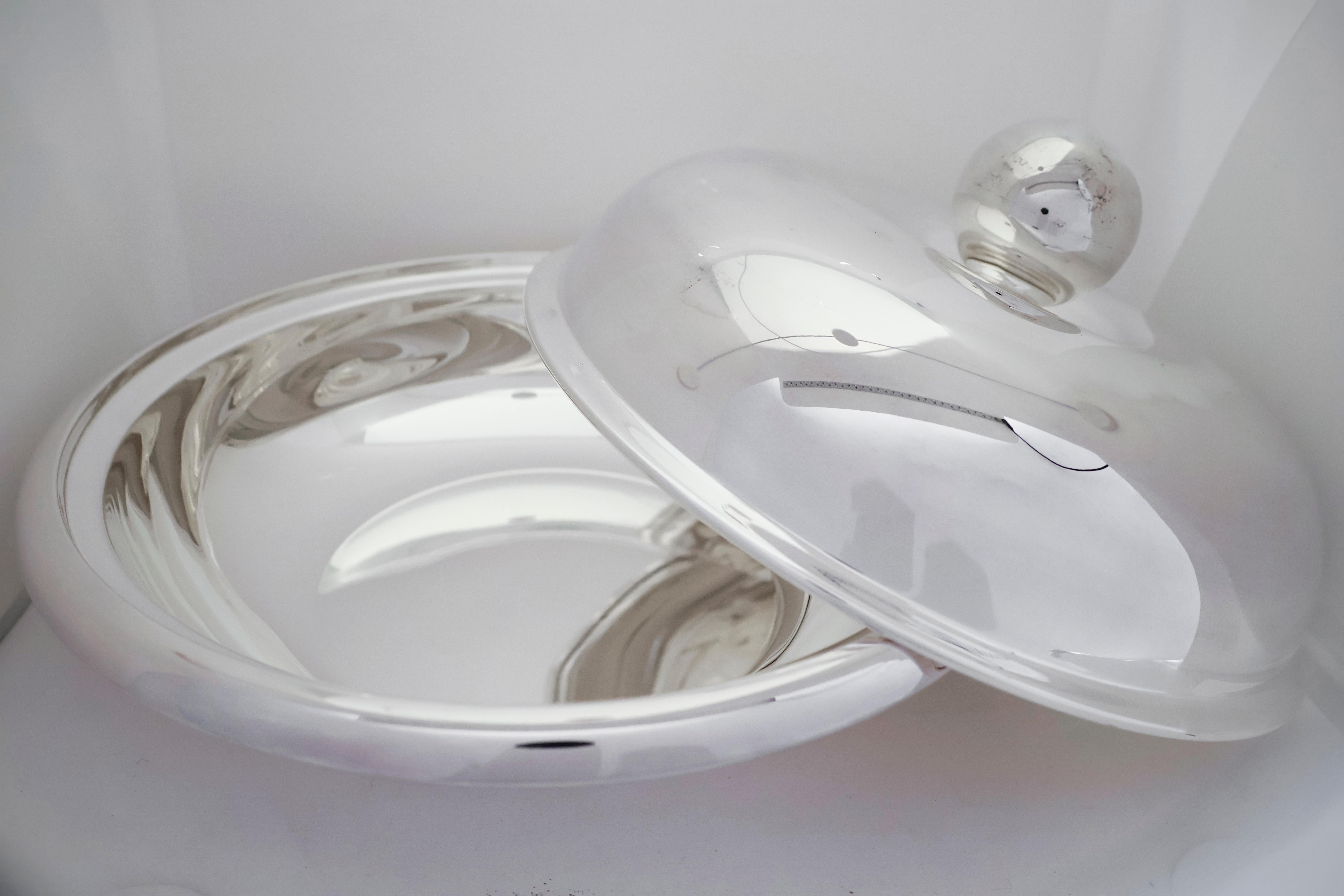 Zuppiera rotonda moderna italiana in argento 800 con coperchio bombato in vendita 1