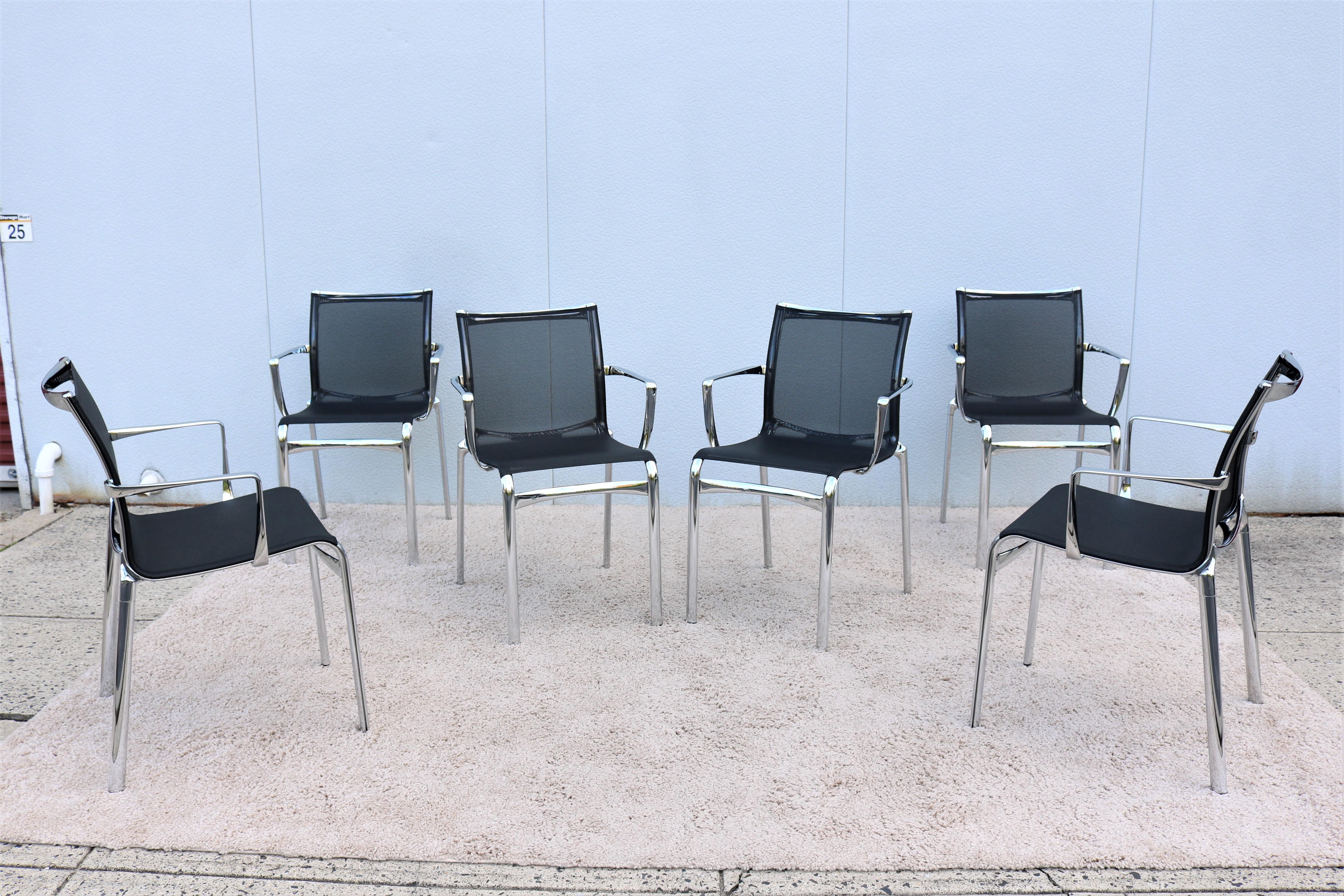Ces chaises Bigframe épurées et élégantes sont à la fois stylées et fonctionnelles, robustes et très confortables.
Sa conception légère et sa fonction d'empilage lui permettent de s'adapter à la plupart des situations et des besoins. 
Idéal pour