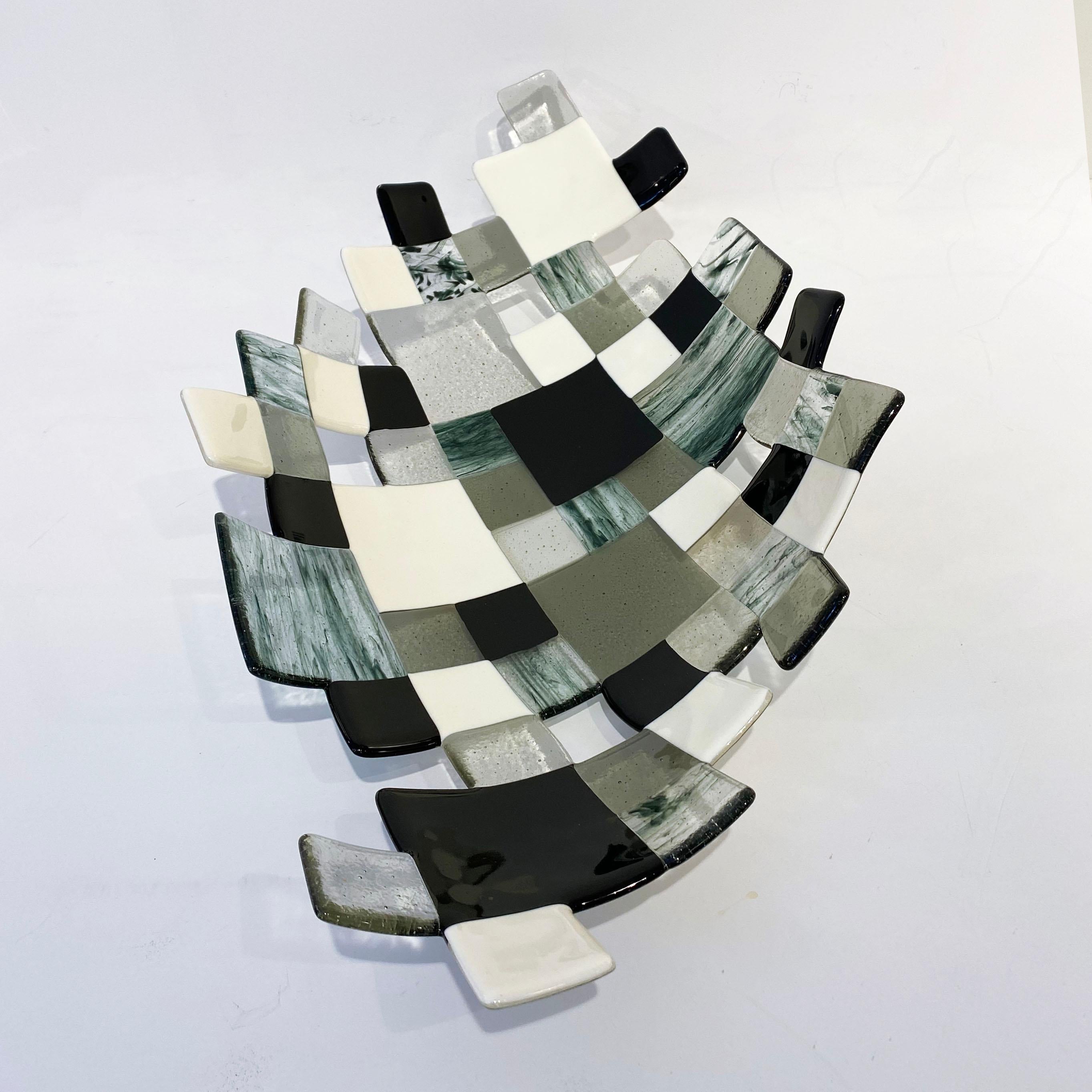 Moderne moderne italienische Mosaik-Schale im Art-déco-Design in Grün, Schwarz und Weiß aus Rauchglas (Organische Moderne) im Angebot