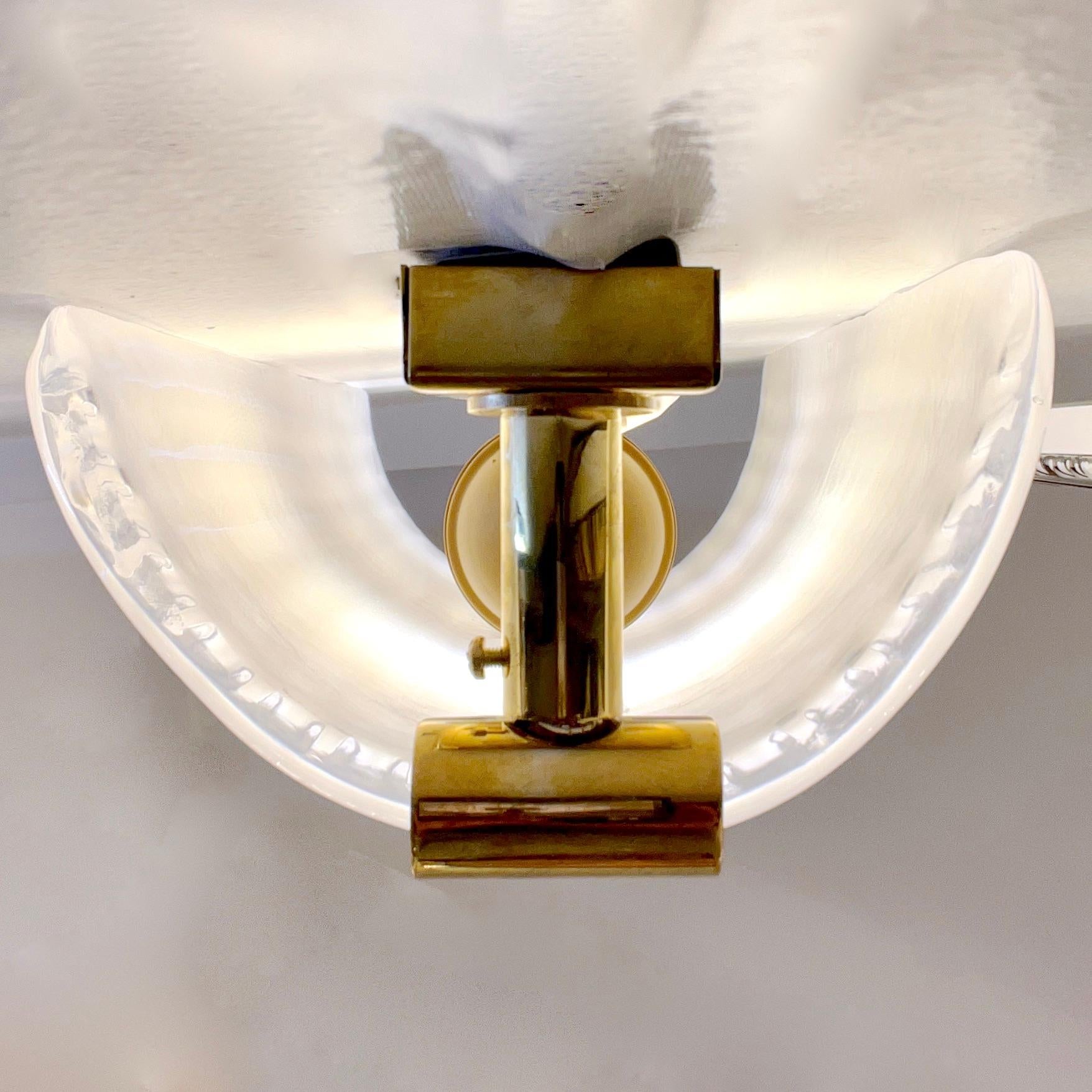 Apliques de cristal de Murano blanco esmerilado iridiscente de diseño Art Déco italiano moderno en venta 2