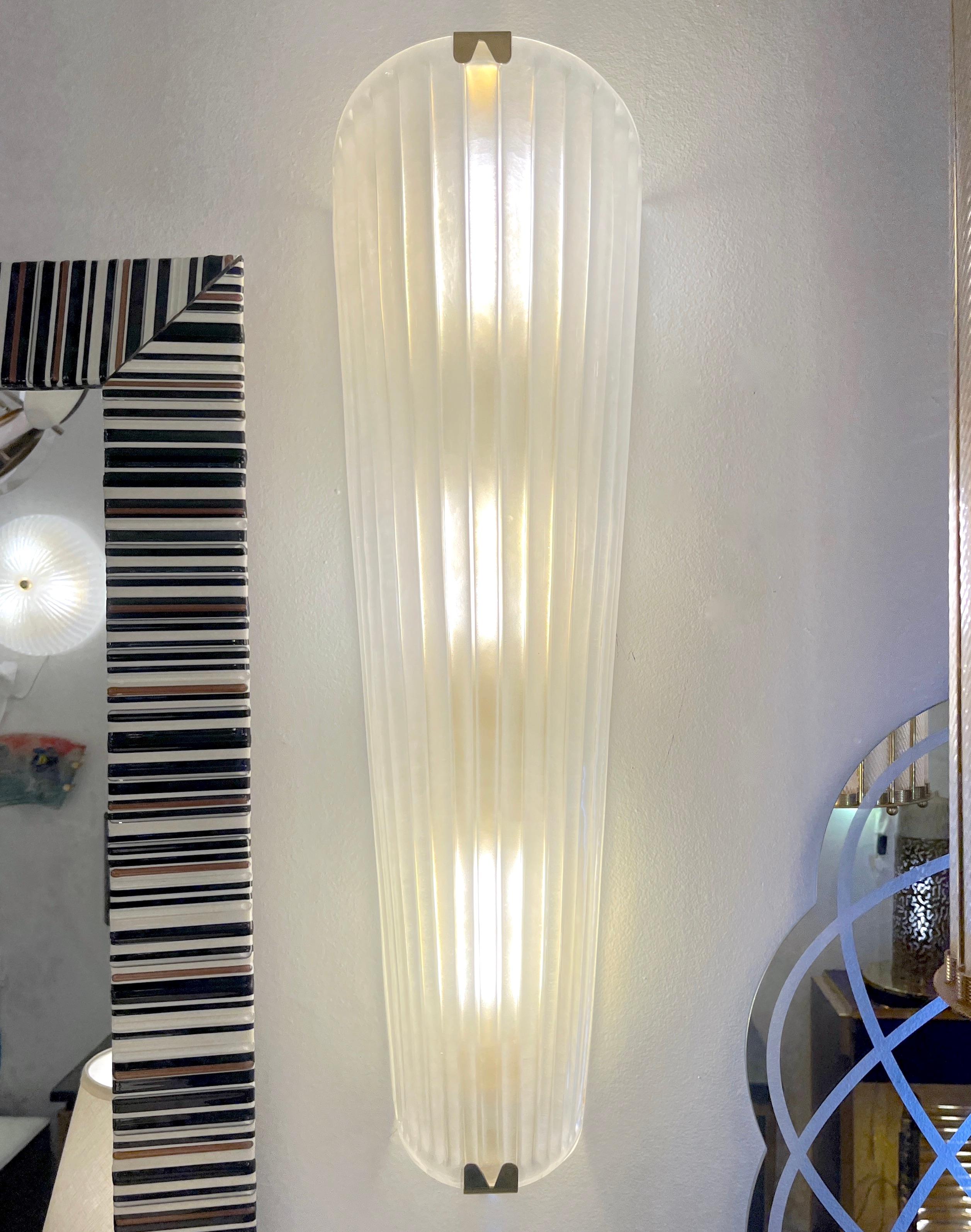Apliques de cristal de Murano blanco esmerilado iridiscente de diseño Art Déco italiano moderno en venta 3