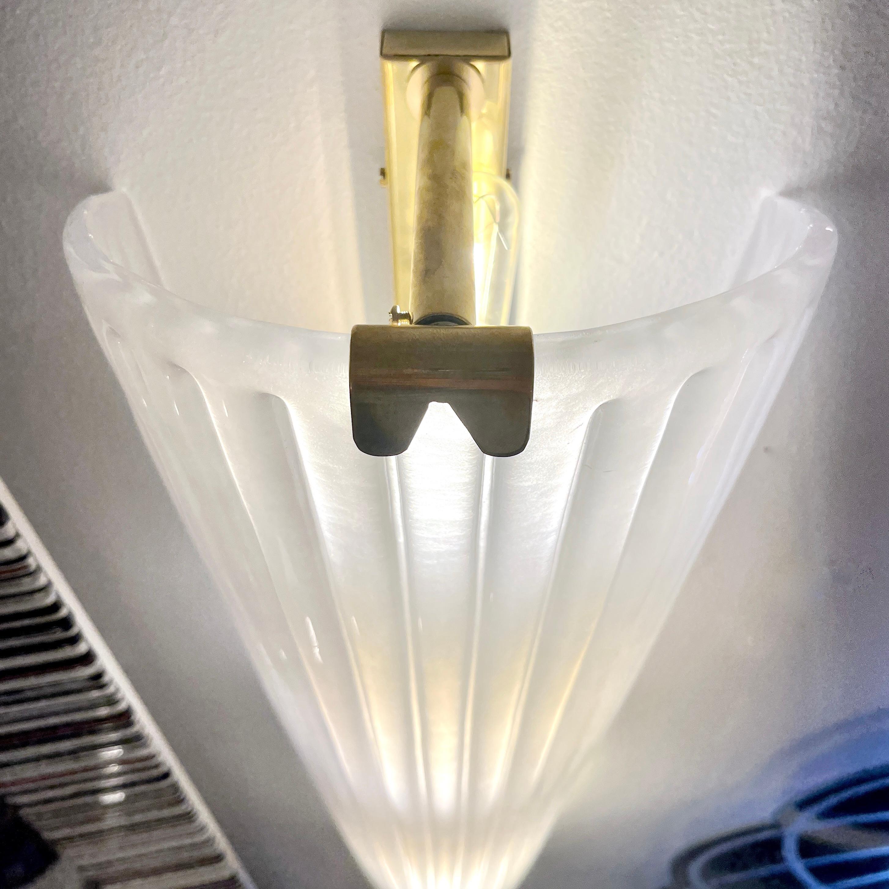 Apliques de cristal de Murano blanco esmerilado iridiscente de diseño Art Déco italiano moderno Escarchado en venta