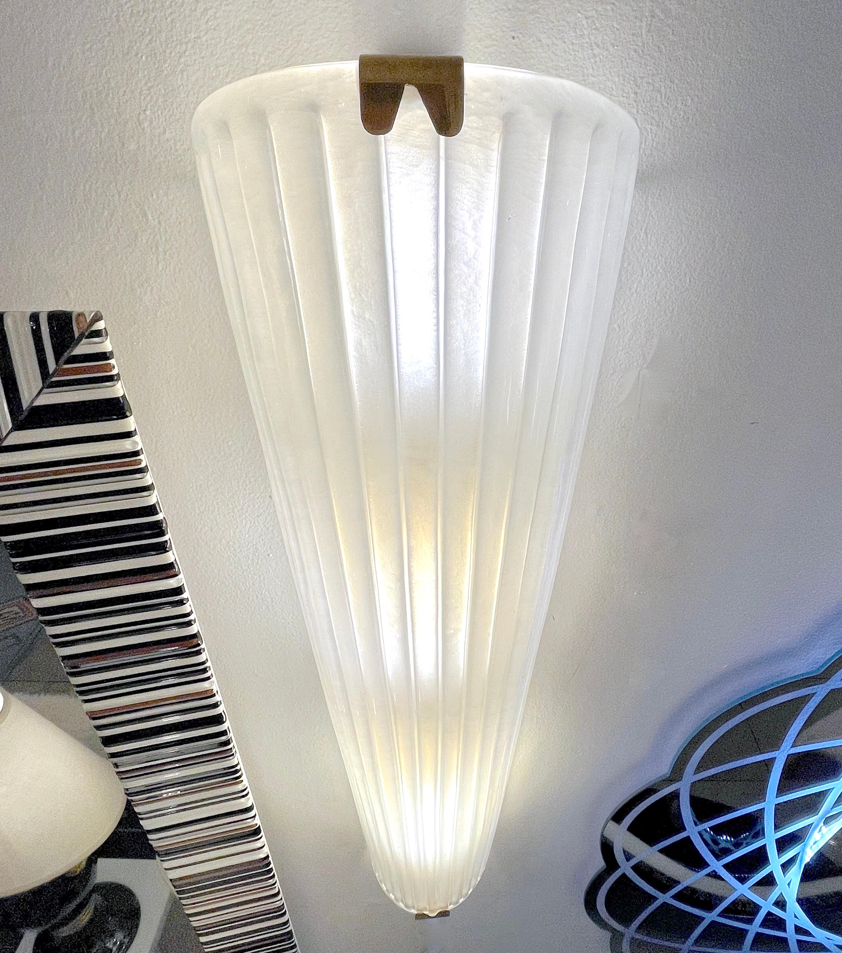 Apliques de cristal de Murano blanco esmerilado iridiscente de diseño Art Déco italiano moderno Latón en venta