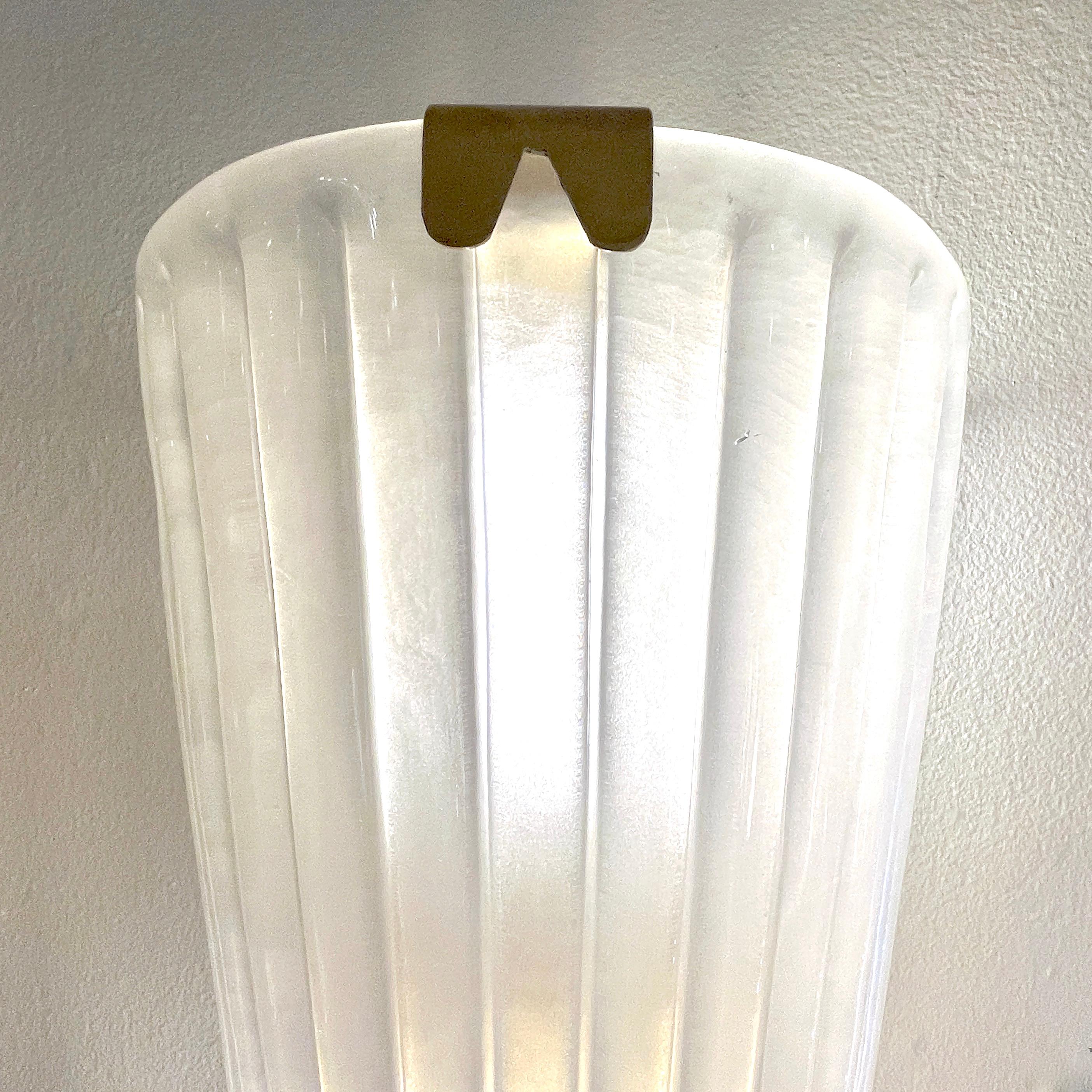 Apliques de cristal de Murano blanco esmerilado iridiscente de diseño Art Déco italiano moderno en venta 1
