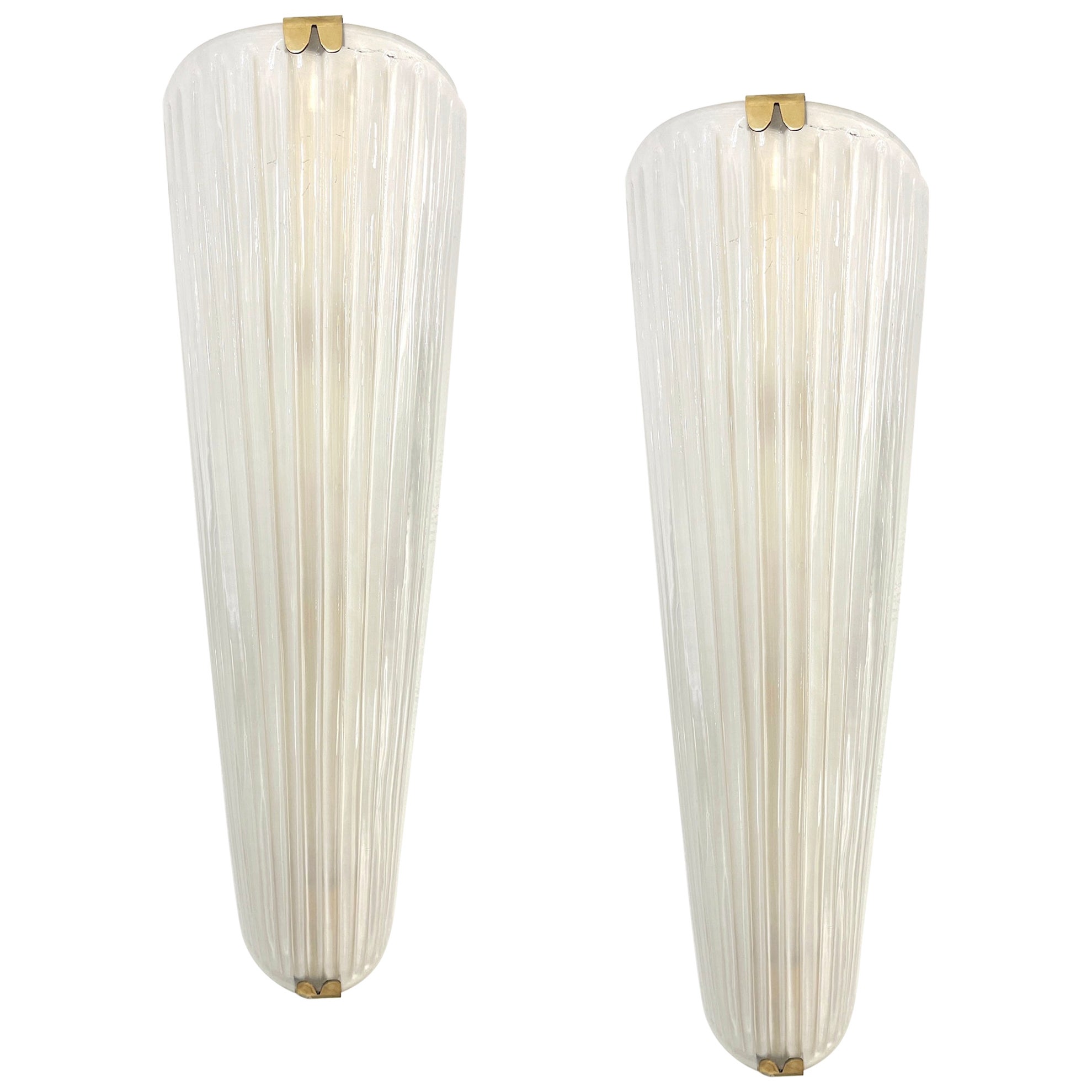 Apliques de cristal de Murano blanco esmerilado iridiscente de diseño Art Déco italiano moderno