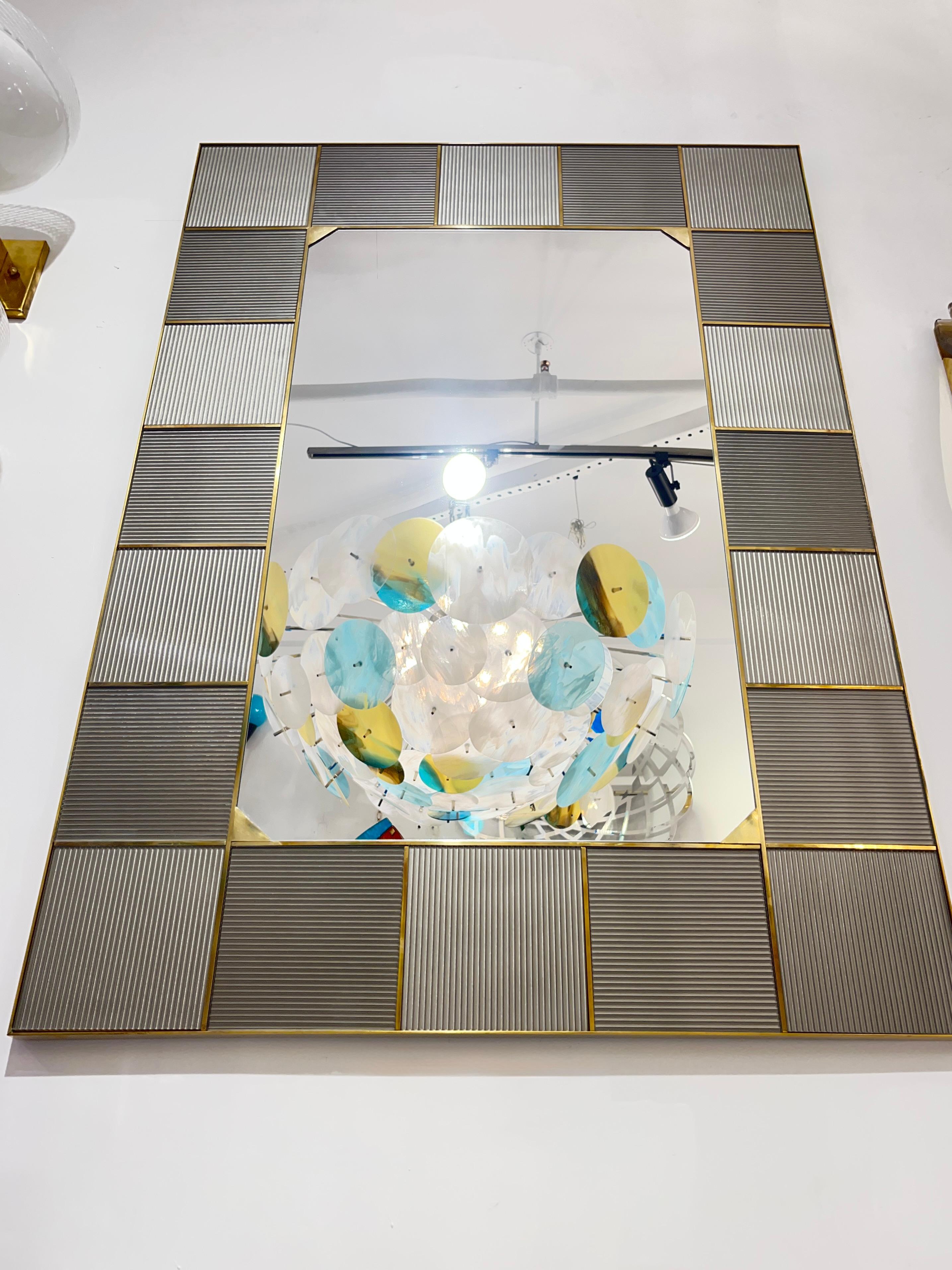 Espejo Moderno Italiano Art Deco Gris Plateado Murano Art Glass Azulejo Geométrico Latón Siglo XXI y contemporáneo