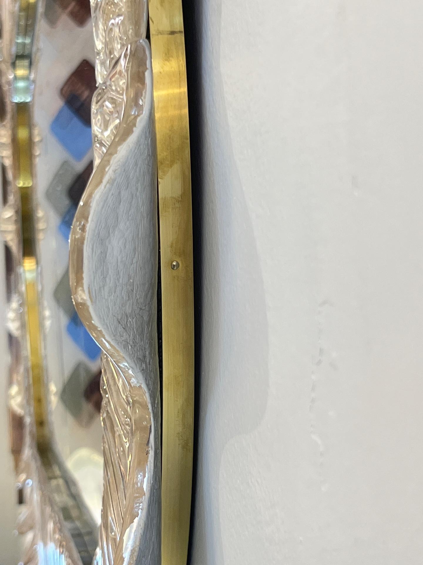 Espejo Ovalado Italiano Moderno Estilo Art Deco Curvo Marfil Crema Cristal Murano Latón Art Decó en venta
