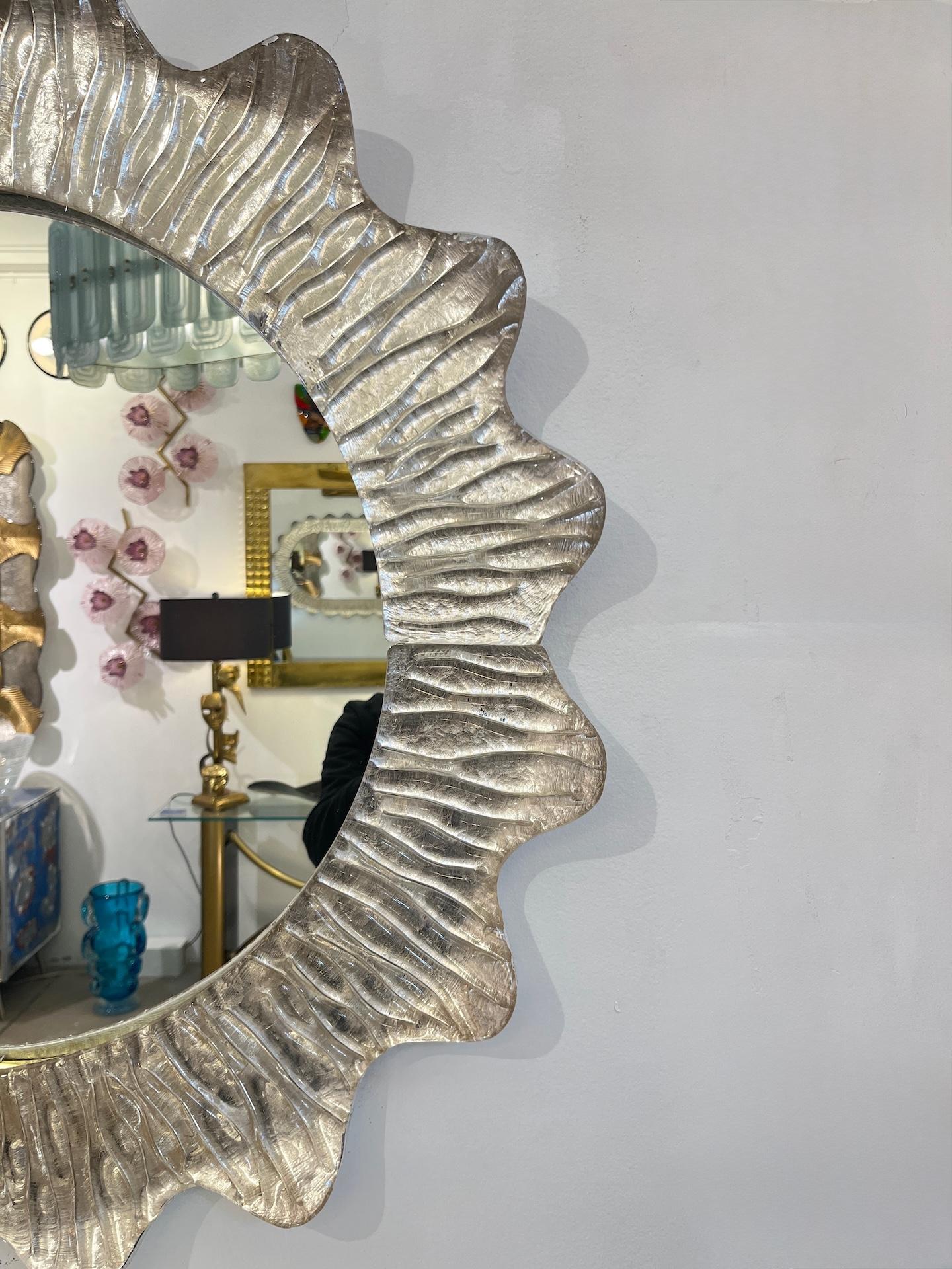Espejo Ovalado Italiano Moderno Estilo Art Deco Curvo Marfil Crema Cristal Murano Latón Hecho a mano en venta