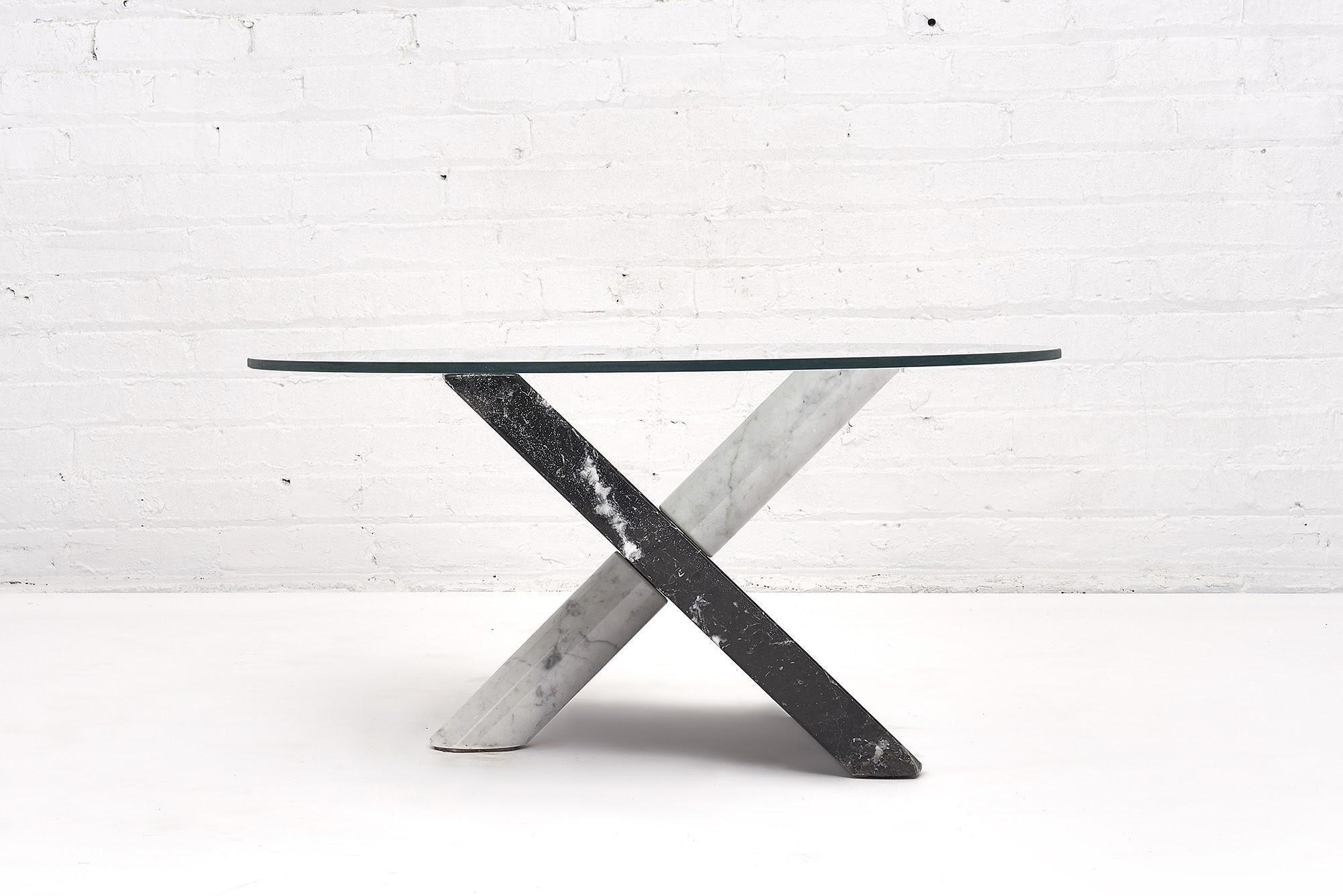 Table d'appoint italienne moderne en marbre noir et blanc, 1970 Bon état - En vente à Chicago, IL