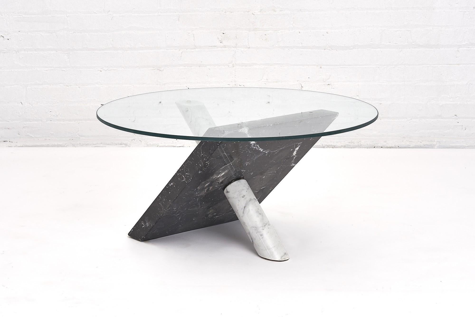 Modern Italian Black and white Marble Side Table, 1970 In Good Condition For Sale In Chicago, IL