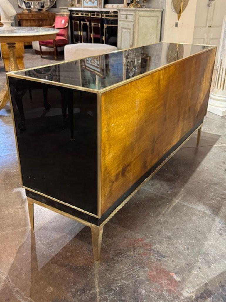 Italiano Credenza moderna italiana in ottone e laccato nero in vendita