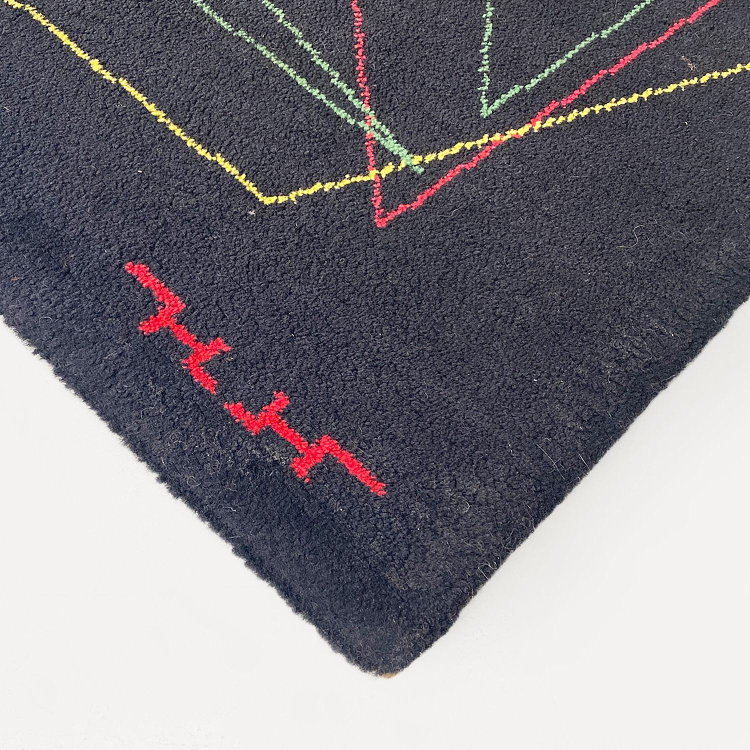 Moderner italienischer schwarzer mittelgroßer Wollteppich mit farbenfroher geometrischer Zeichnung, 1980er Jahre im Angebot 5