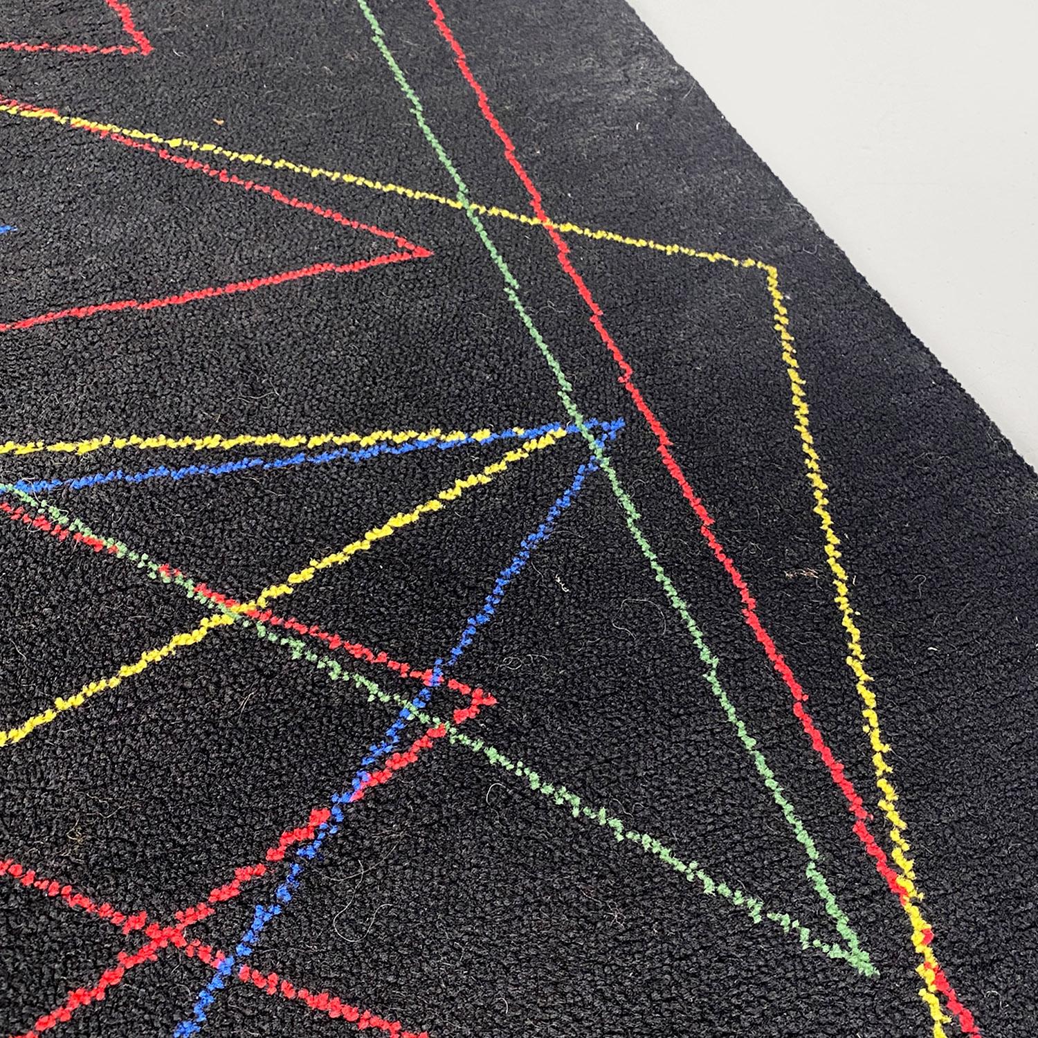 Moderner italienischer schwarzer mittelgroßer Wollteppich mit farbenfroher geometrischer Zeichnung, 1980er Jahre im Angebot 6