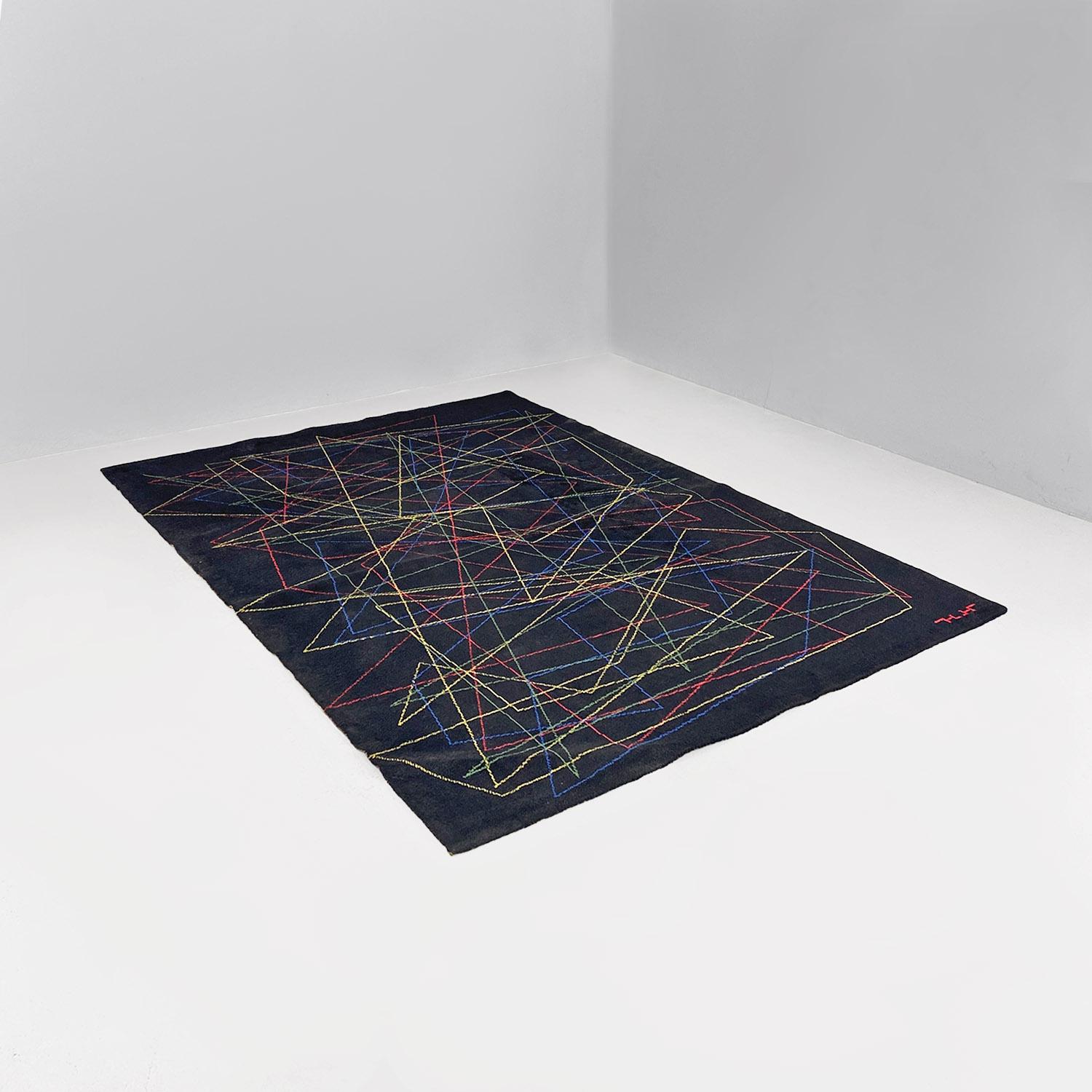 Moderner italienischer schwarzer mittelfloriger Wollteppich mit bunter geometrischer Zeichnung, 1980er Jahre.
Mittelfloriger Wollteppich mit einem geometrischen Muster, das durch die Verflechtung von Linien in vier Farben auf schwarzem Grund