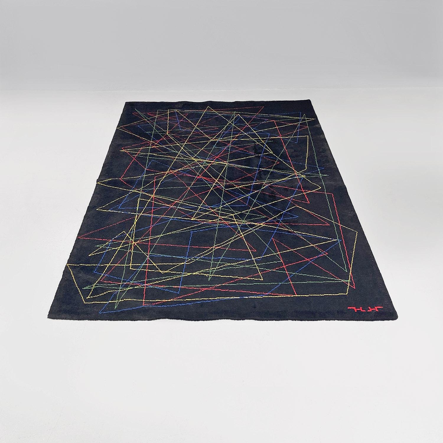 Moderner italienischer schwarzer mittelgroßer Wollteppich mit farbenfroher geometrischer Zeichnung, 1980er Jahre (Italienisch) im Angebot