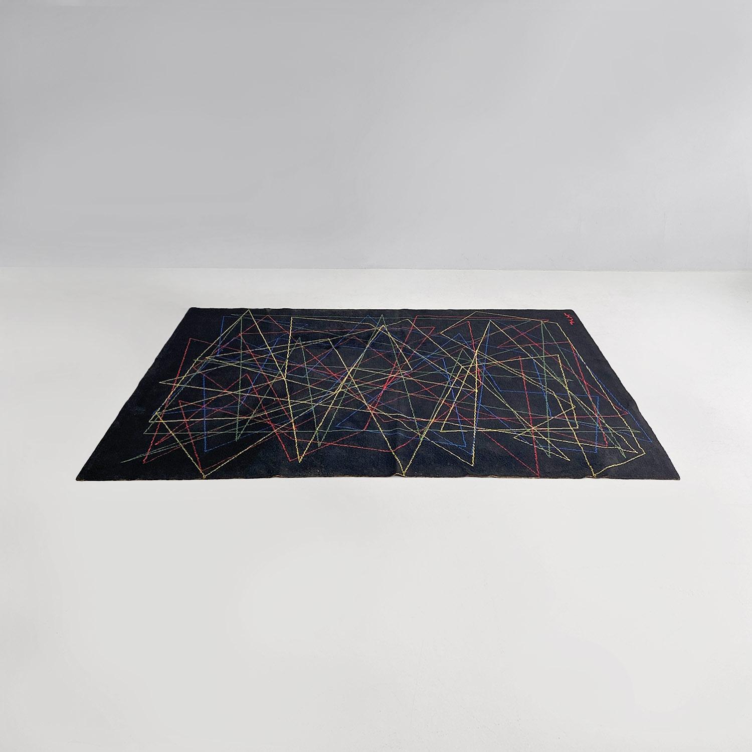 Moderner italienischer schwarzer mittelgroßer Wollteppich mit farbenfroher geometrischer Zeichnung, 1980er Jahre im Zustand „Gut“ im Angebot in MIlano, IT