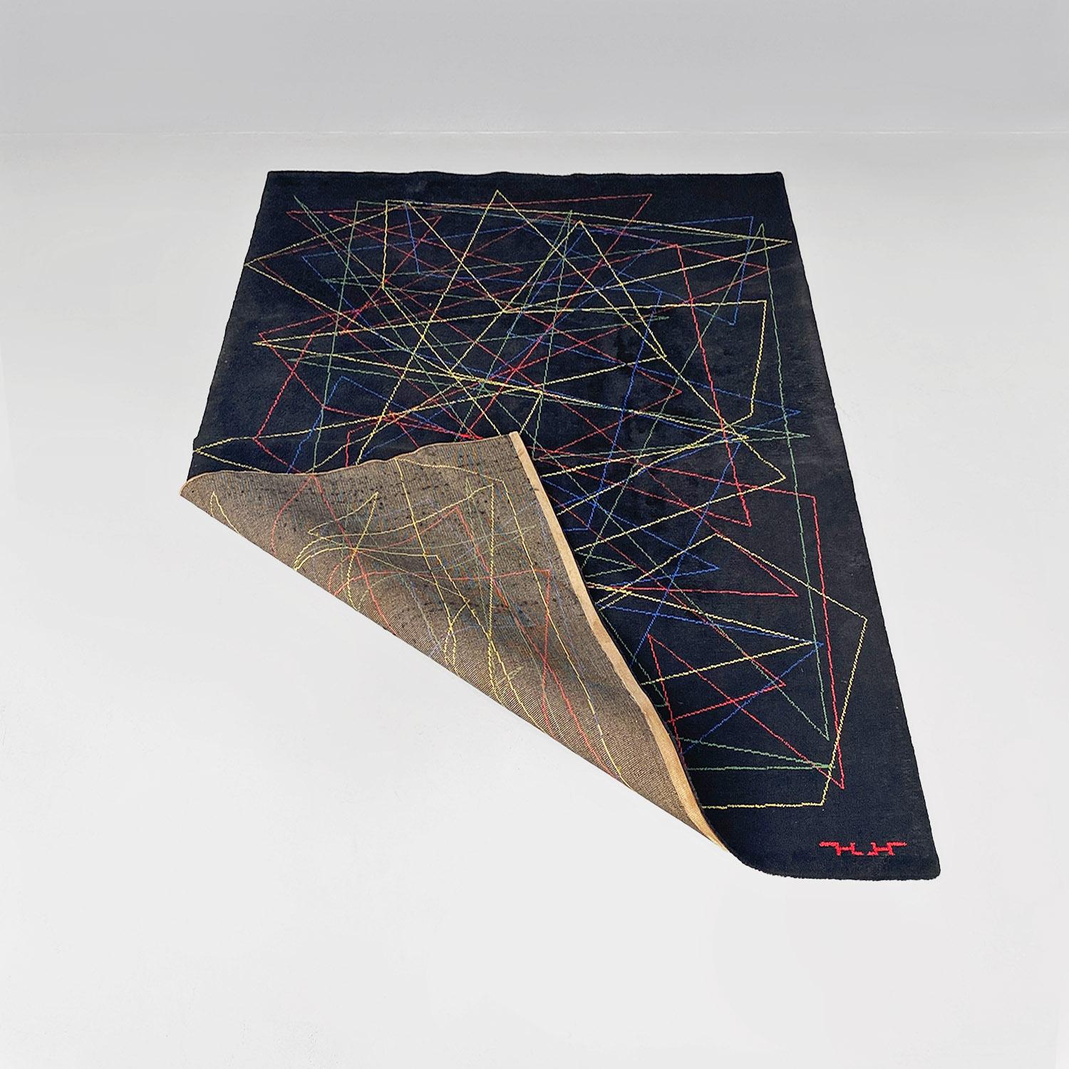 Moderner italienischer schwarzer mittelgroßer Wollteppich mit farbenfroher geometrischer Zeichnung, 1980er Jahre (Ende des 20. Jahrhunderts) im Angebot