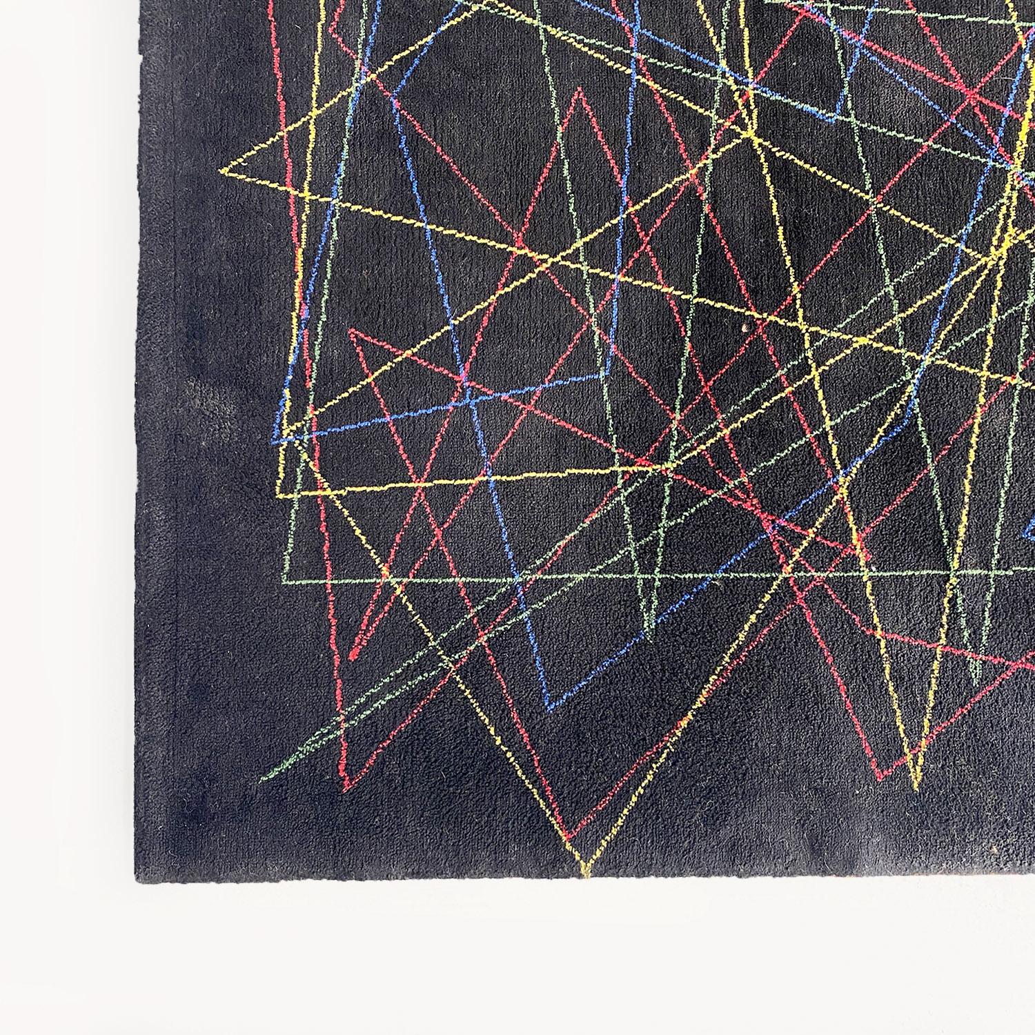 Moderner italienischer schwarzer mittelgroßer Wollteppich mit farbenfroher geometrischer Zeichnung, 1980er Jahre (Wolle) im Angebot