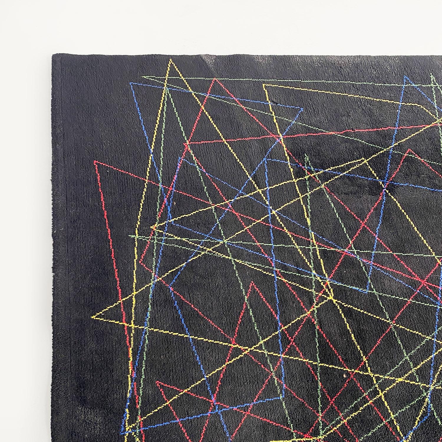 Moderner italienischer schwarzer mittelgroßer Wollteppich mit farbenfroher geometrischer Zeichnung, 1980er Jahre im Angebot 1