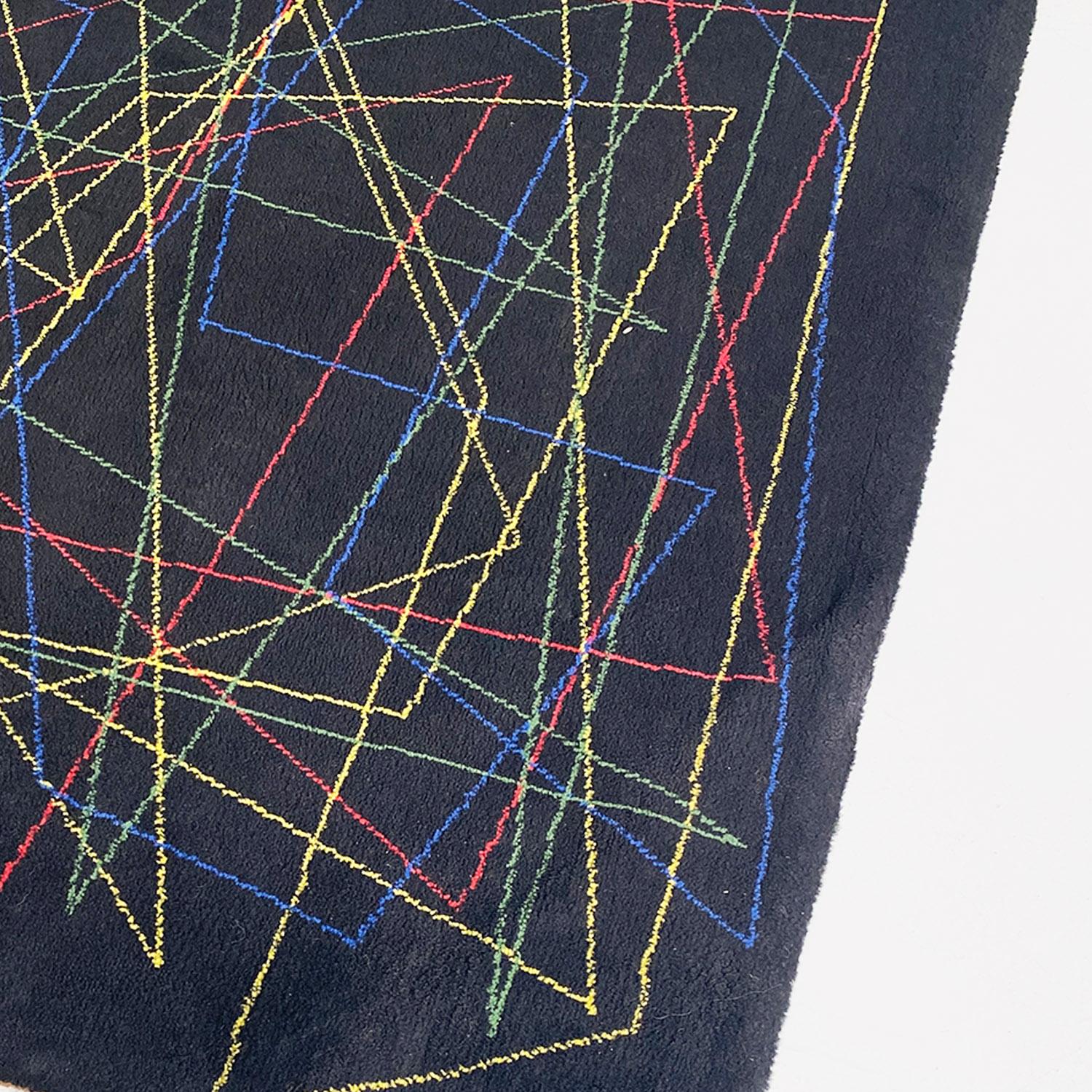 Moderner italienischer schwarzer mittelgroßer Wollteppich mit farbenfroher geometrischer Zeichnung, 1980er Jahre im Angebot 3