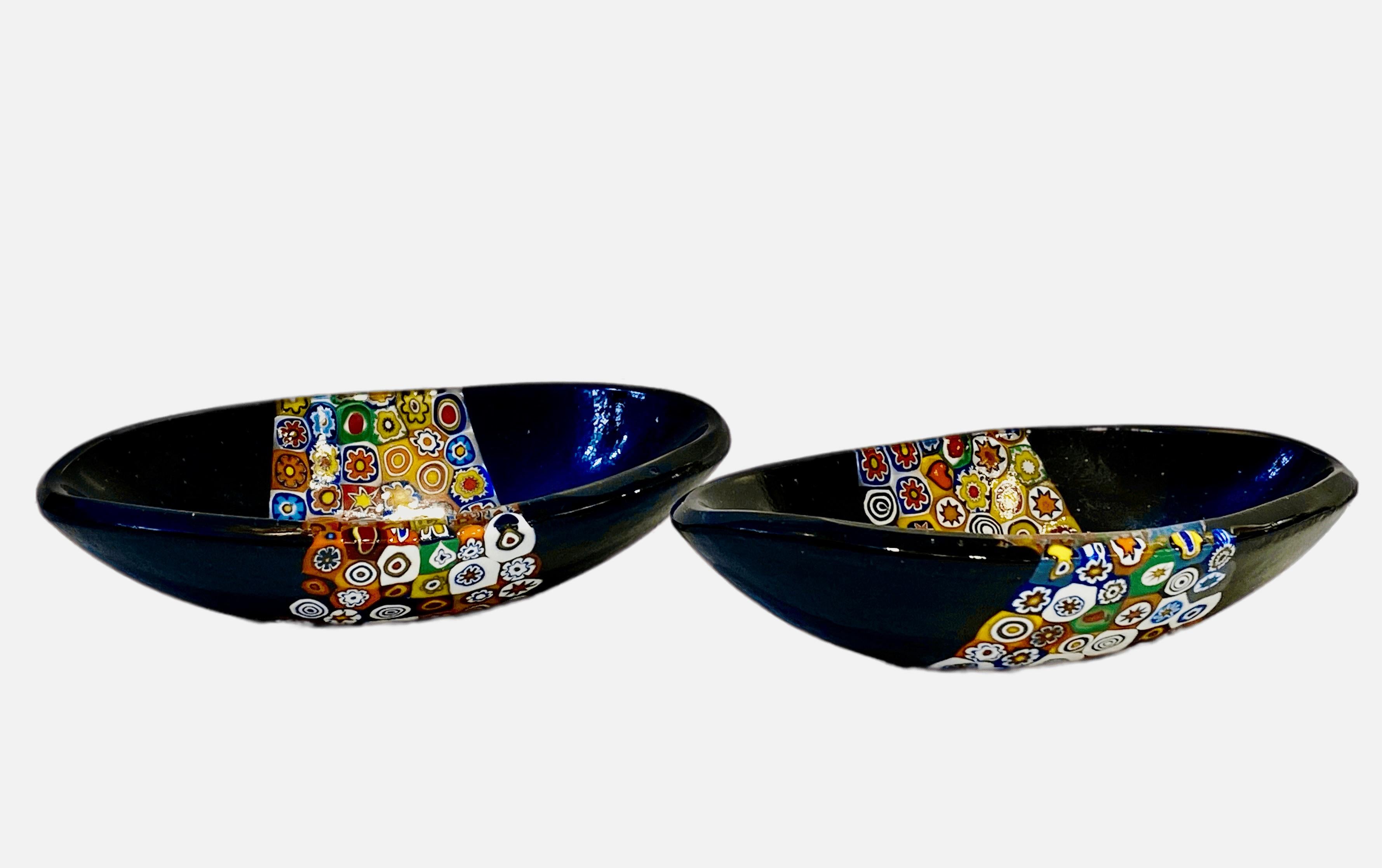 Verre d'art Bol moderne italien en verre mosaïque de Murano noir, blanc, rouge, bleu et vert. en vente