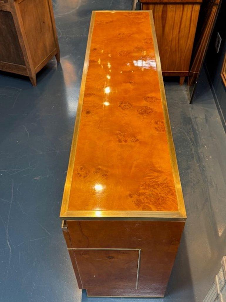Crédence italienne moderne en bois de ronce et laiton d'après Pierre Cardin Bon état - En vente à Dallas, TX