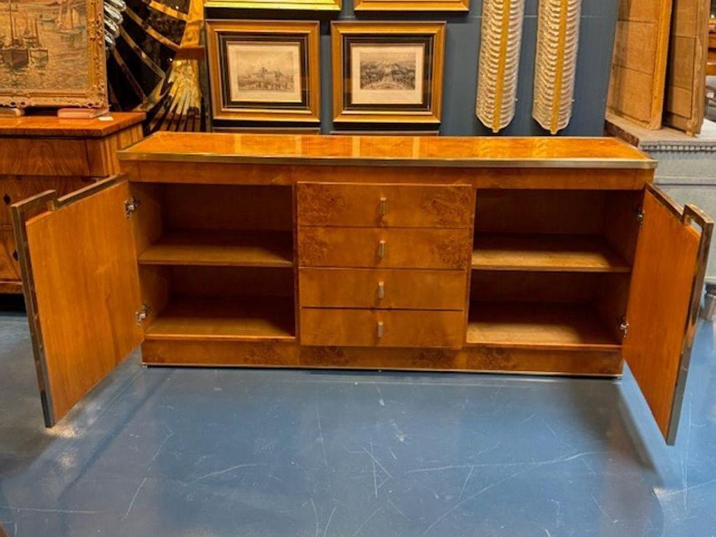 XXIe siècle et contemporain Crédence italienne moderne en bois de ronce et laiton d'après Pierre Cardin en vente