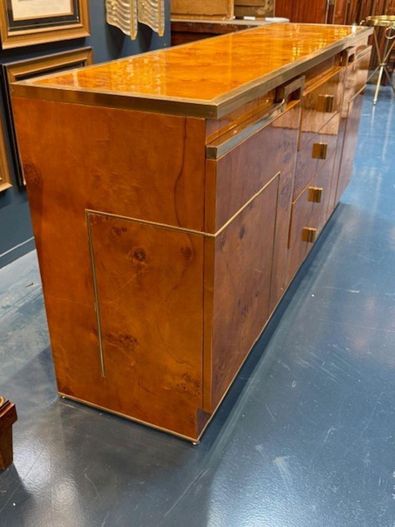 Laiton Crédence italienne moderne en bois de ronce et laiton d'après Pierre Cardin en vente