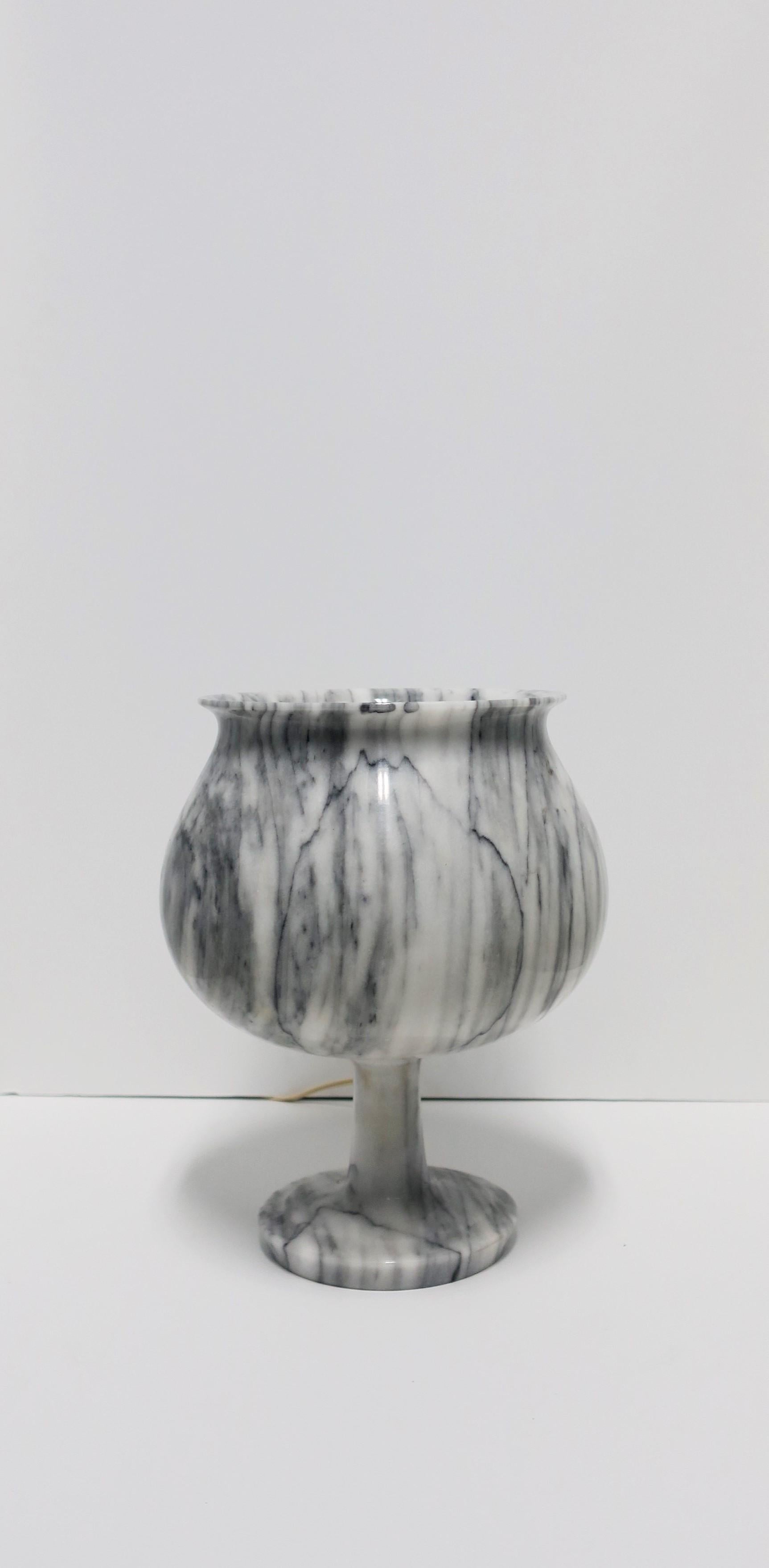 Moderne italienische Tischlampe aus schwarzem und weißem Carrara-Marmor (Poliert) im Angebot