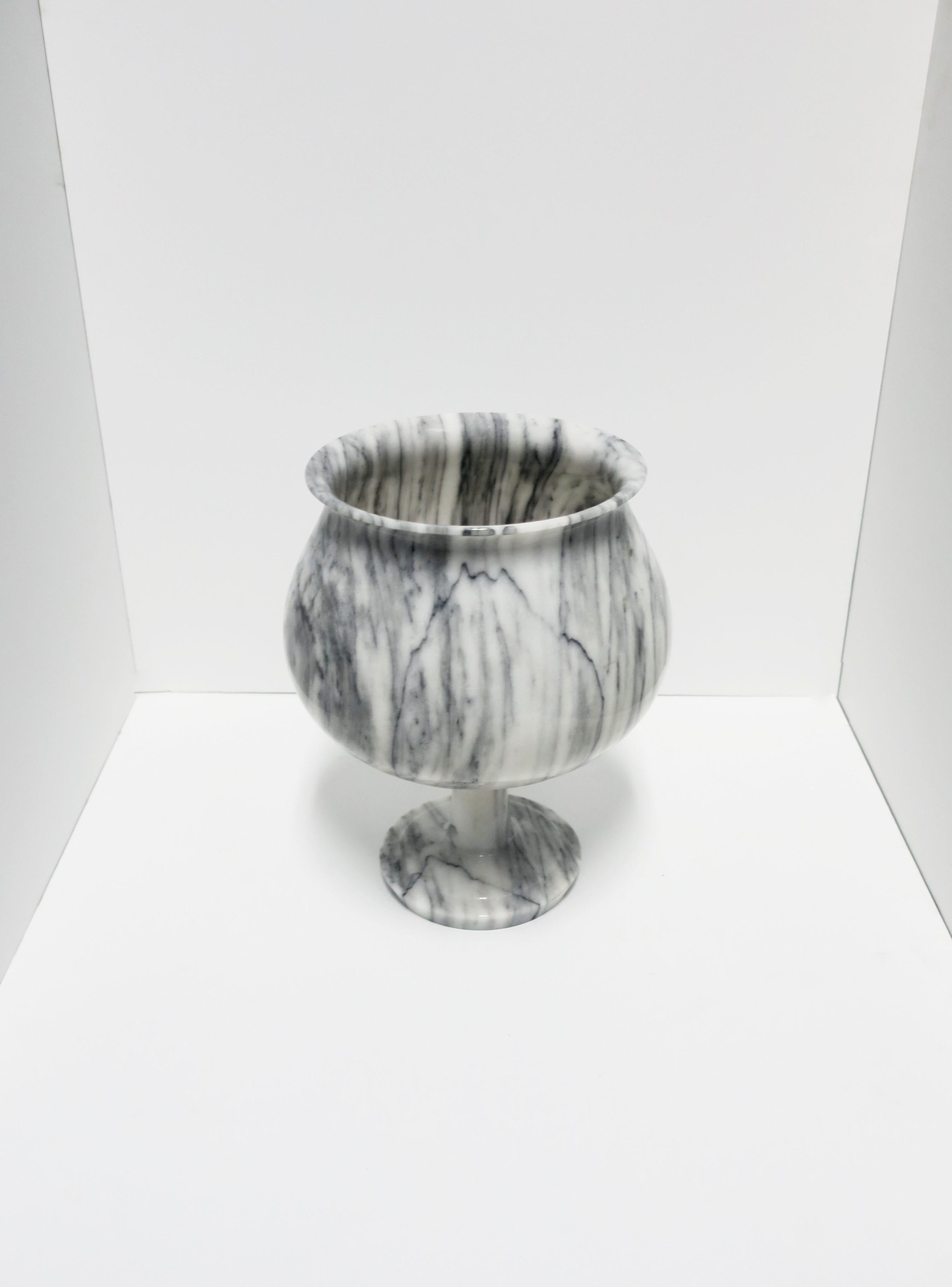 Moderne italienische Tischlampe aus schwarzem und weißem Carrara-Marmor im Zustand „Gut“ im Angebot in New York, NY