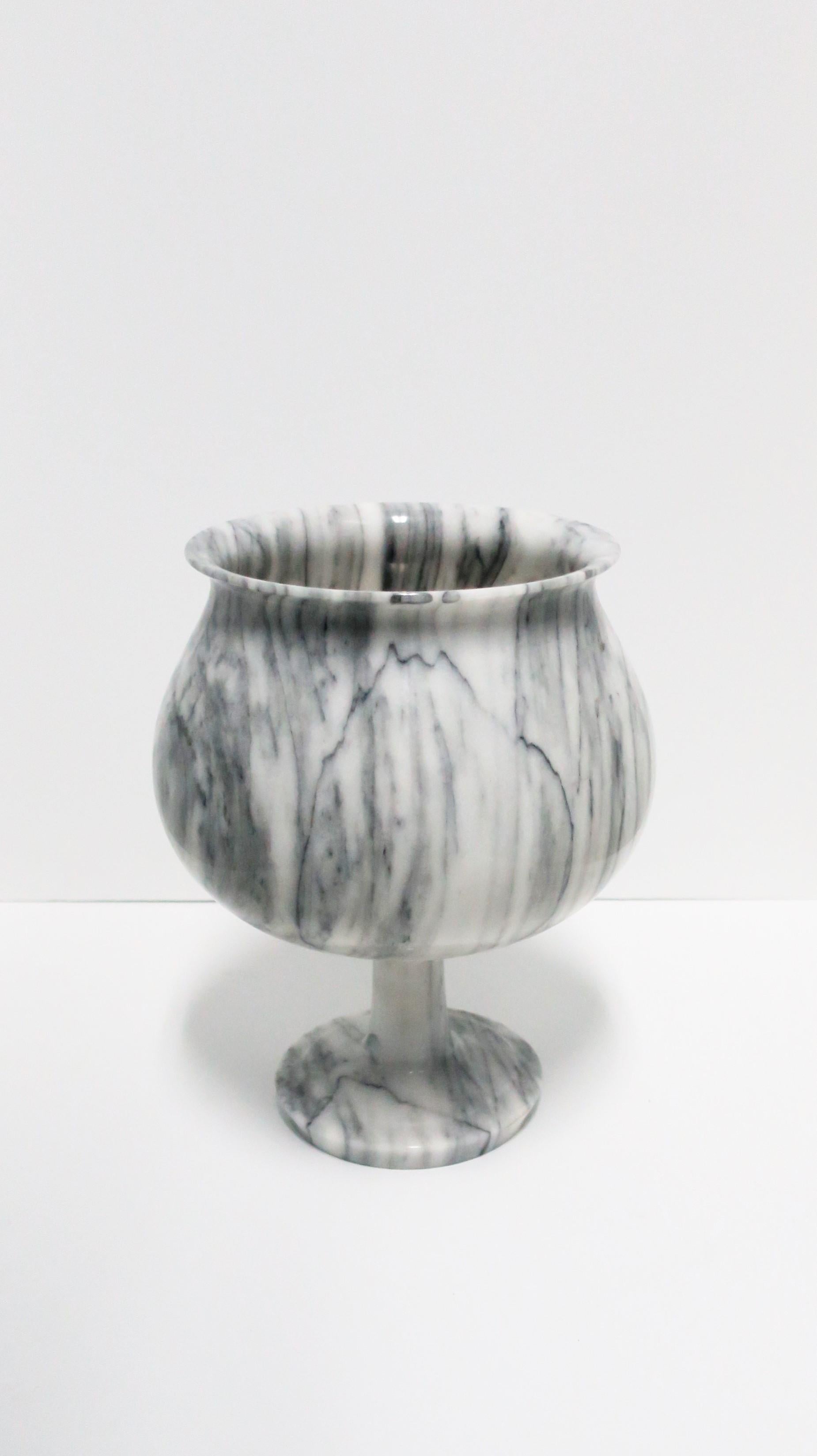 The Moderns Italian Black and White Carrara Marble Table Lamp Bon état - En vente à New York, NY
