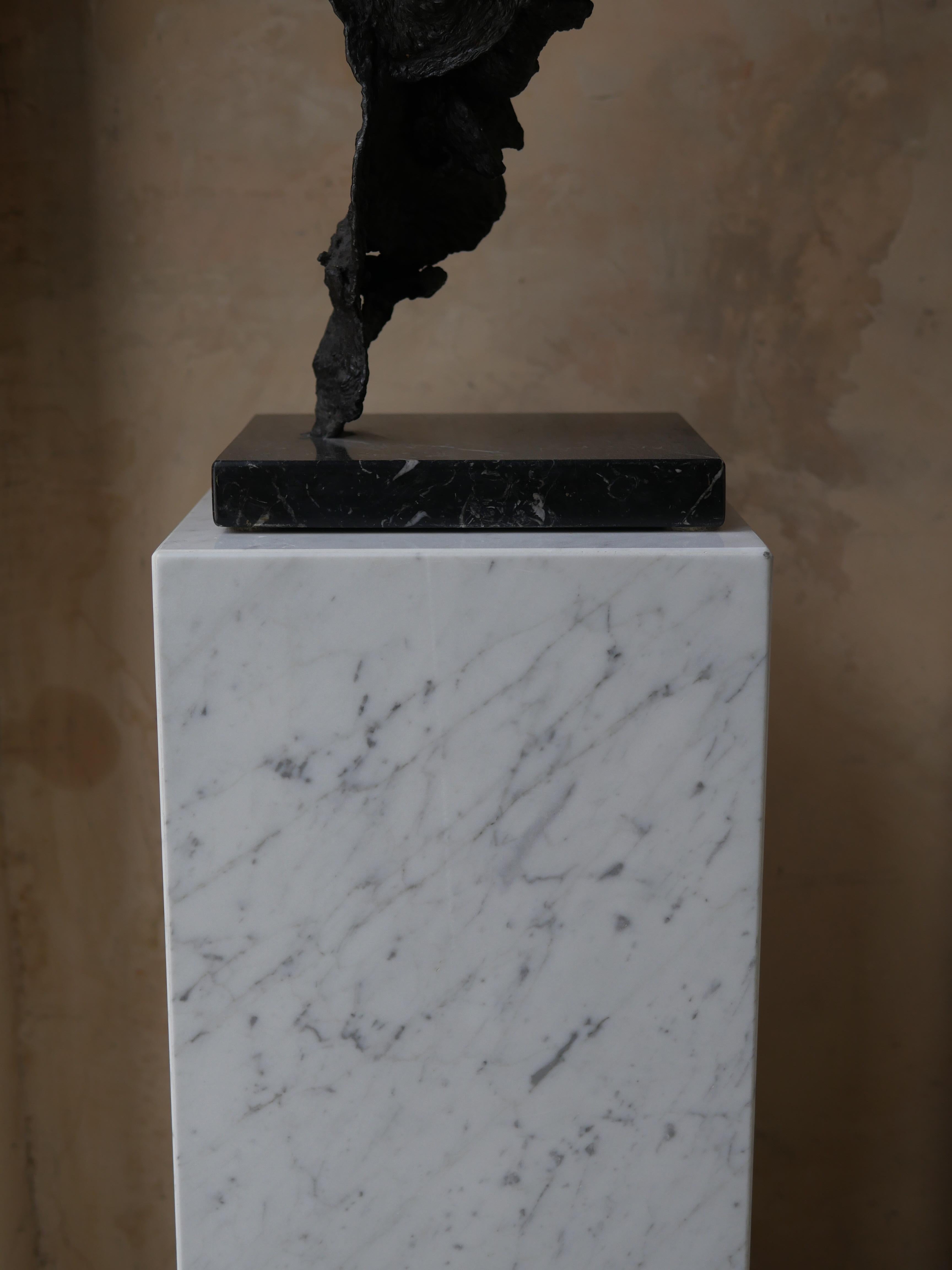 Pedestal moderno italiano de mármol de Carrara en Bueno Estado en Miami, FL