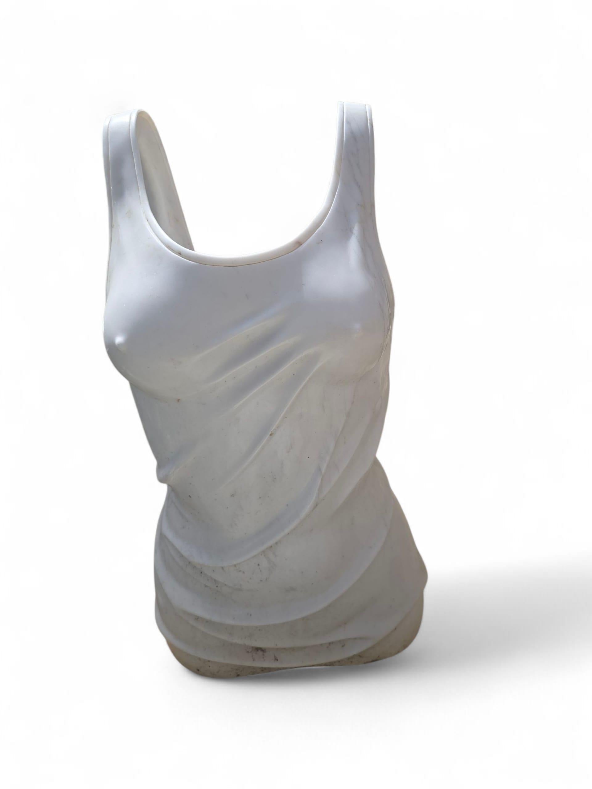 Moderne italienische Carrara-Marmor-Skulptur, großformatig (Ende des 20. Jahrhunderts) im Angebot