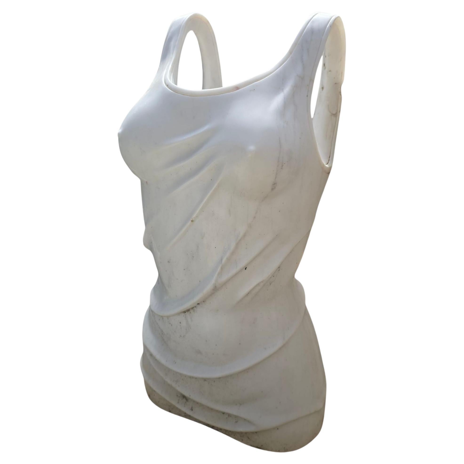 Moderne italienische Carrara-Marmor-Skulptur, großformatig im Angebot