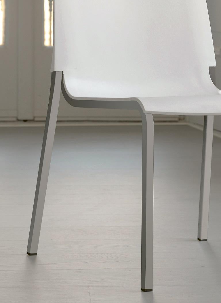 Designed by Pocci&Dondoli, this is a stackable chair composed of a polypropylene shell with soft and enveloping lines resting on a solid aluminum lacquered metal frame, this finish is obtained folding and manufacturing the raw material to acquire