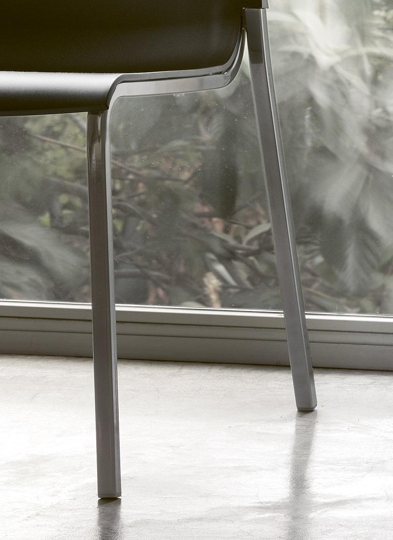 Conçue par Pocci&Dondoli, il s'agit d'une chaise empilable composée d'une coque en polypropylène aux lignes douces et enveloppantes reposant sur une solide structure métallique laquée Natural Silver, qui est l'une des finitions spéciales de