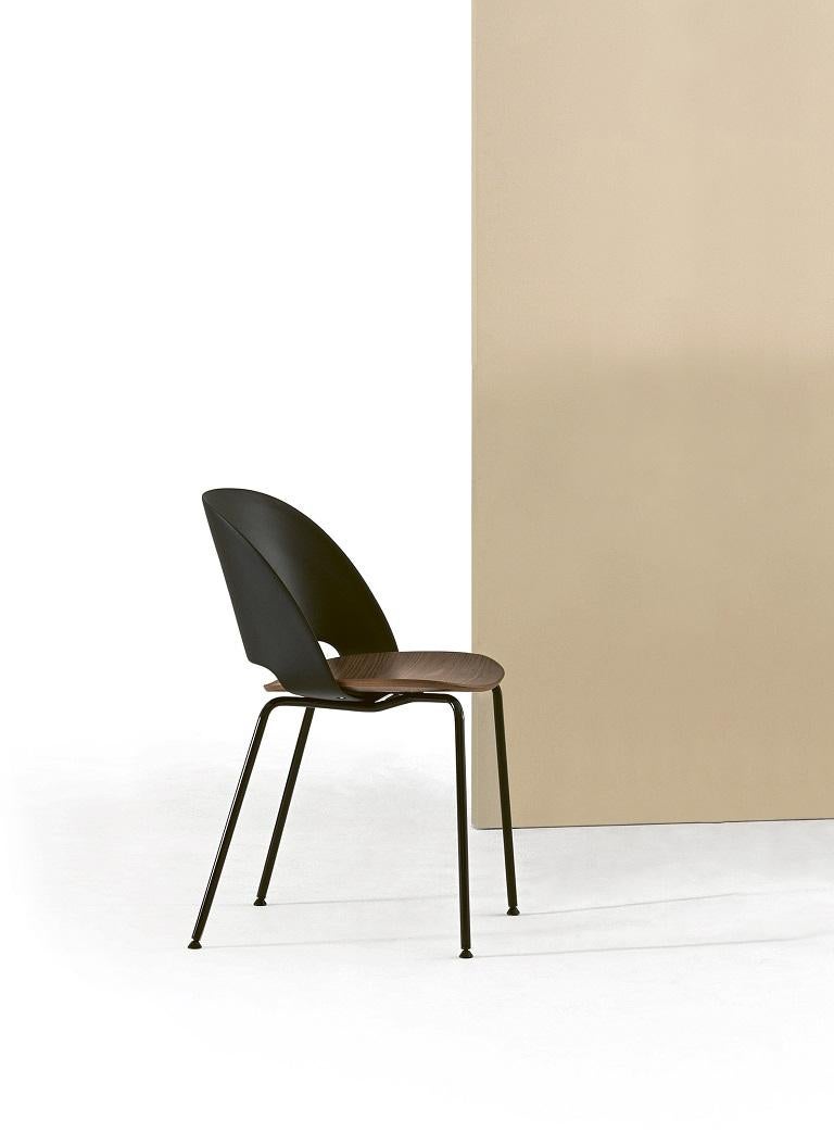 Style international Chaise italienne moderne en métal, bois et polypropylène de la collection Bontempi en vente