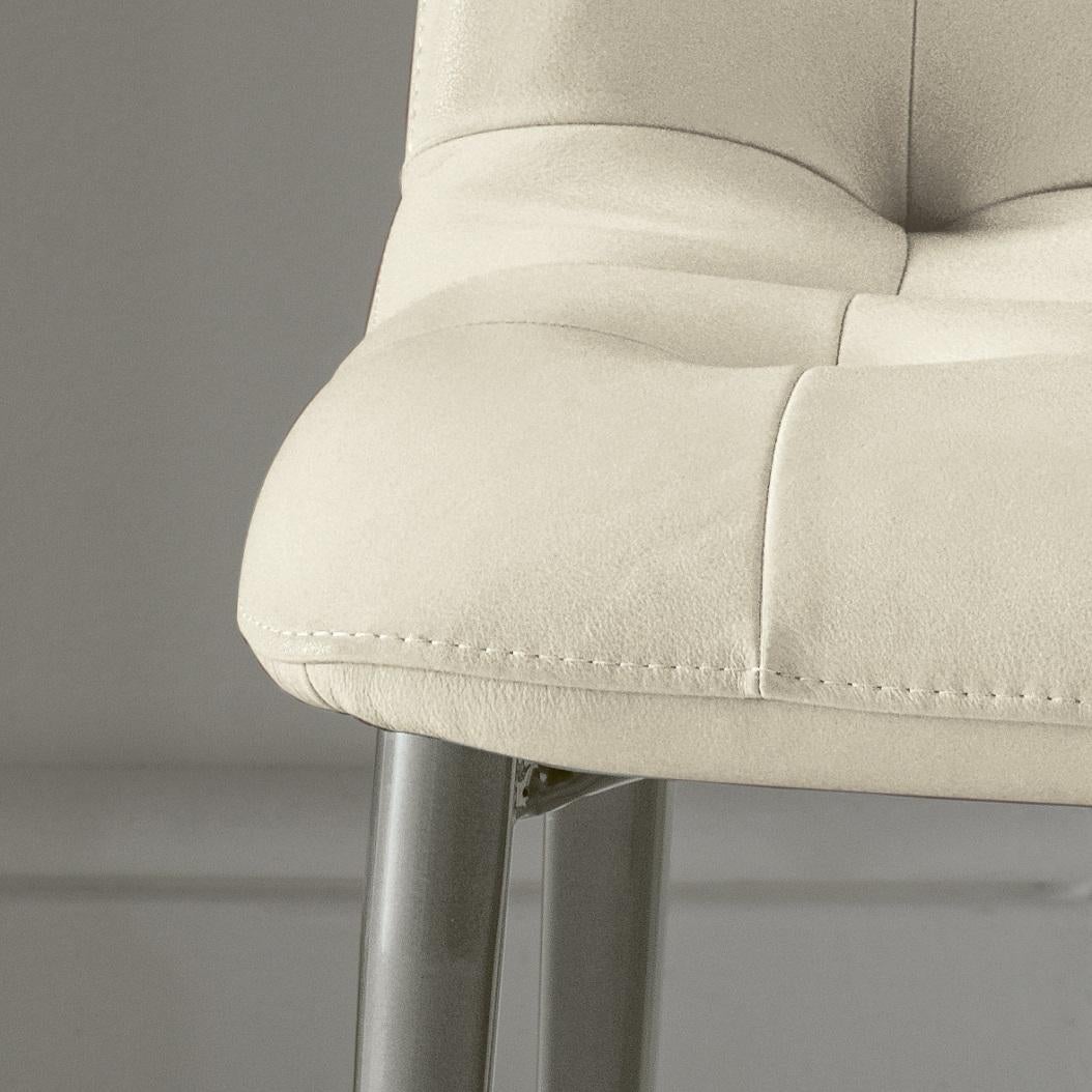 Conçue par By Design/One Casa, la chaise Kuga Slim représente une réinterprétation moderne d'un siège classique et rigoureux qui, grâce au confortable padding, met en valeur un confort absolu dans un parfait équilibre stylistique. Son siège est
