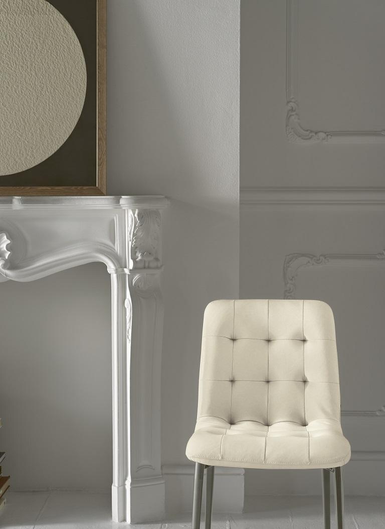 Style international Chaise italienne moderne avec cadre en métal et assise tapissée, collection Bontempi en vente