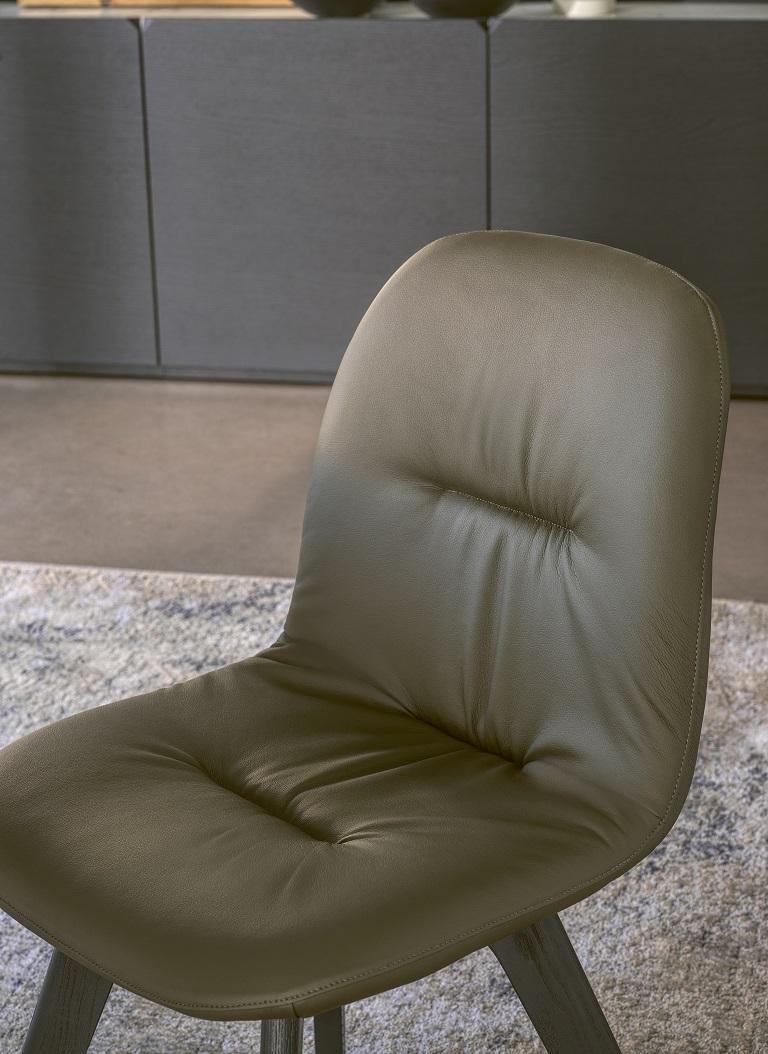 Conçue par Bontempi Casa, cette chaise présente une assise aux formes douces pour créer un nouveau classique intemporel. La forme du corps est artistiquement conçue et rappelle une mémoire historique actualisée dans le design le plus essentiel. Le