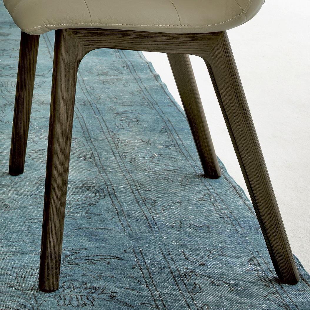 Style international Chaise italienne moderne avec cadre en bois et assise tapissée, collection Bontempi en vente
